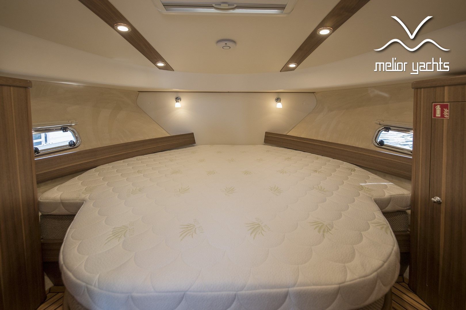 Saga 385 - Edition Walnut Interior