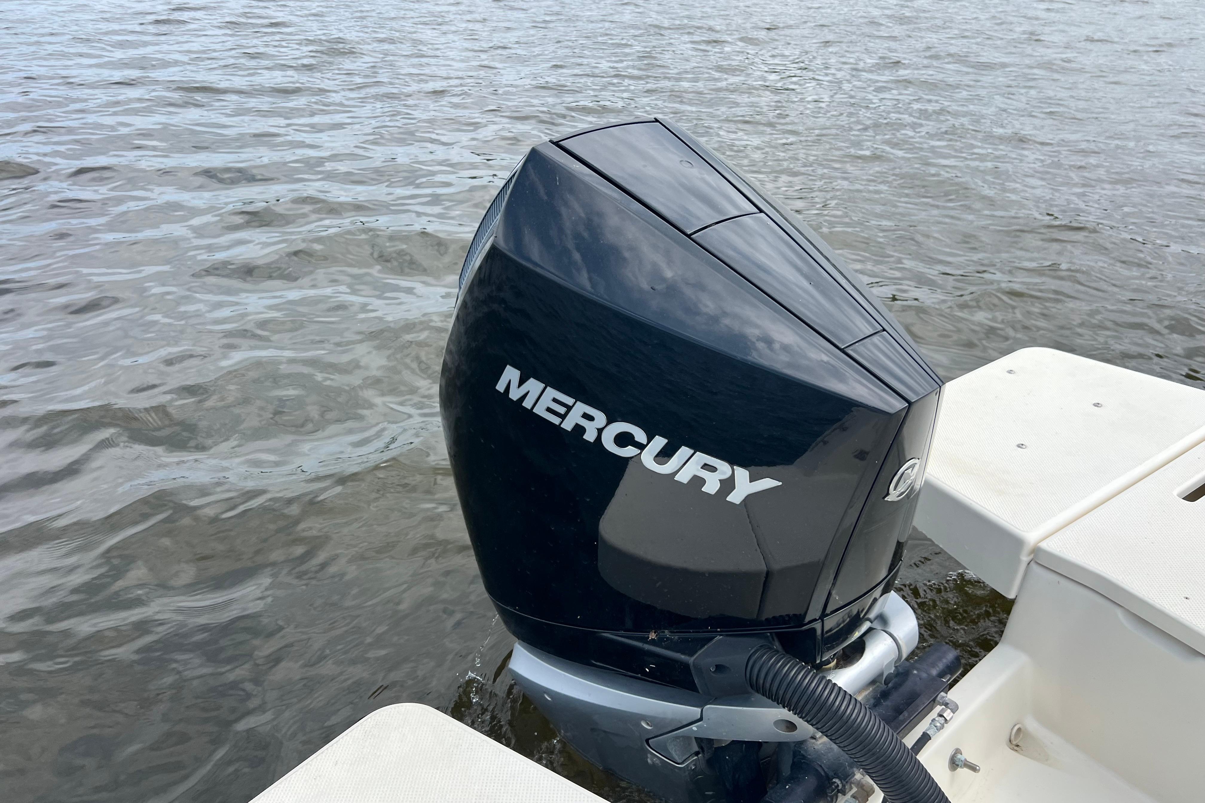 Quicksilver Activ 755 Sundeck
