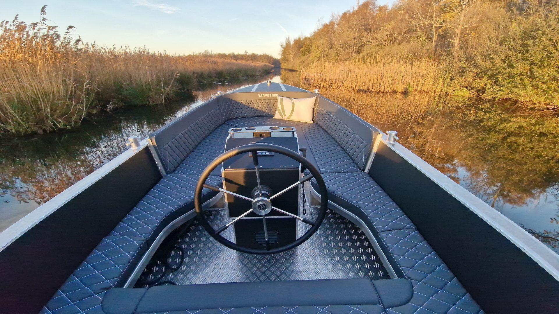 Van Vossen Plugin E tender 595 DE GROOTSTE SLOEPENSHOWROOM VAN NEDERLAND