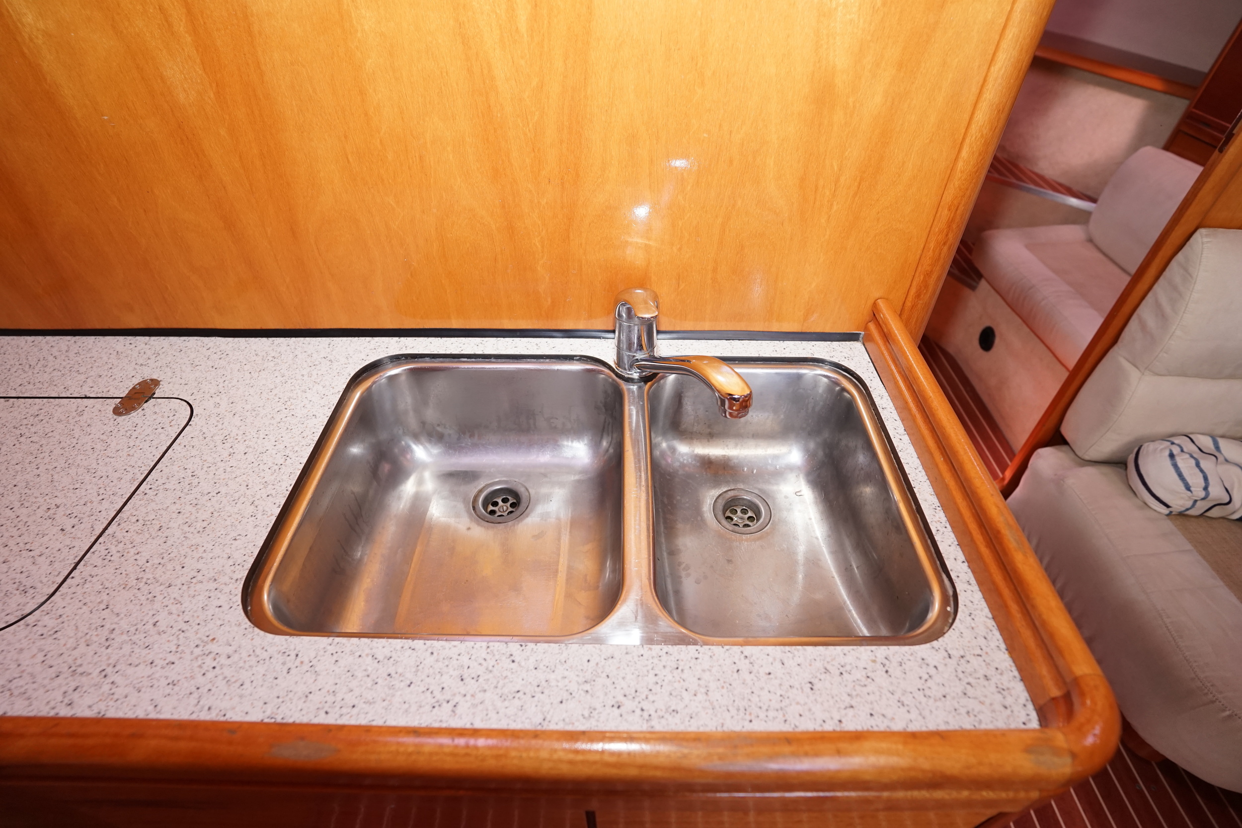 Bavaria 42 HT Sport IPS-500 - hydraulic platform