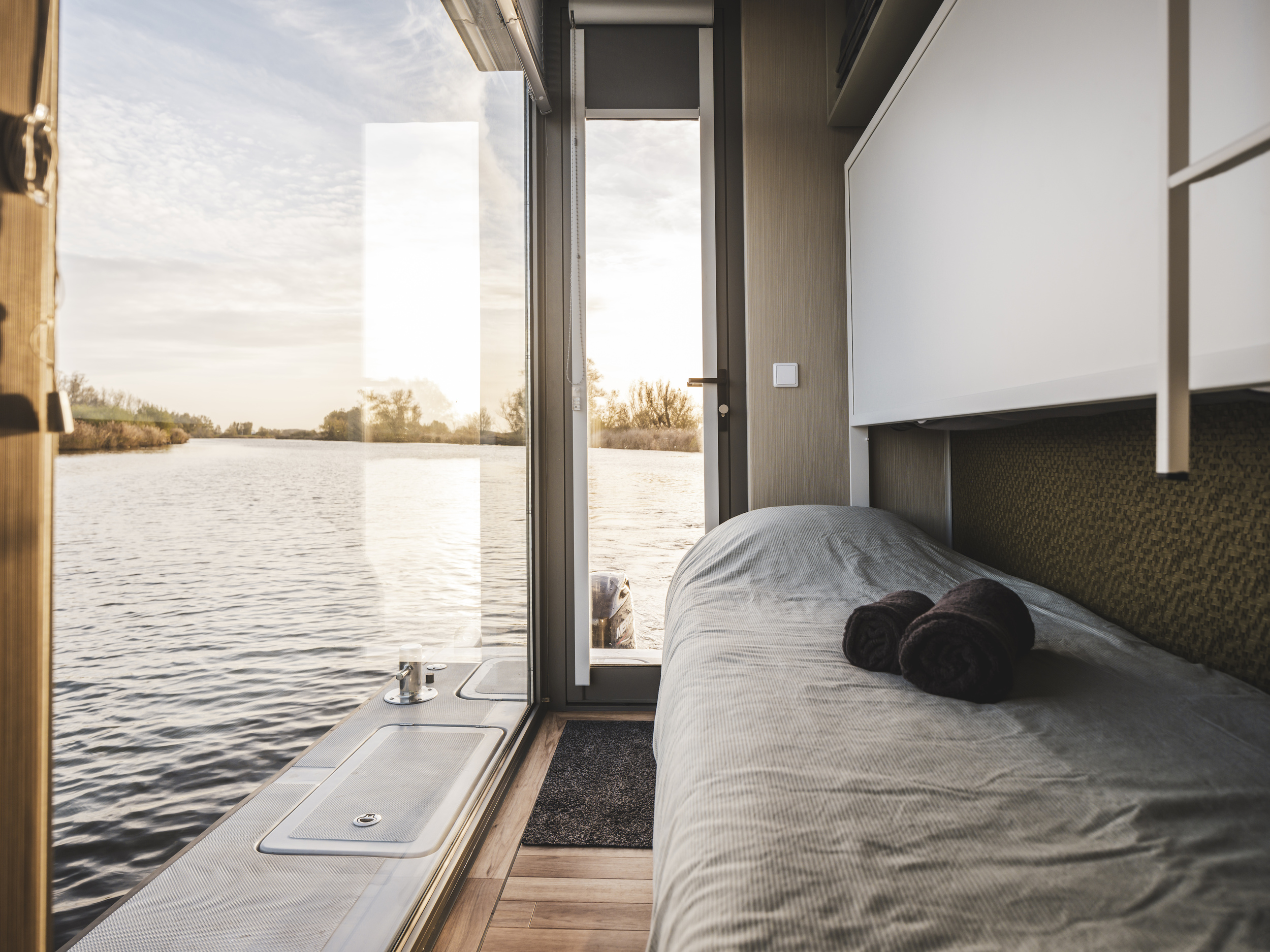 AquaHome Comfort Houseboat