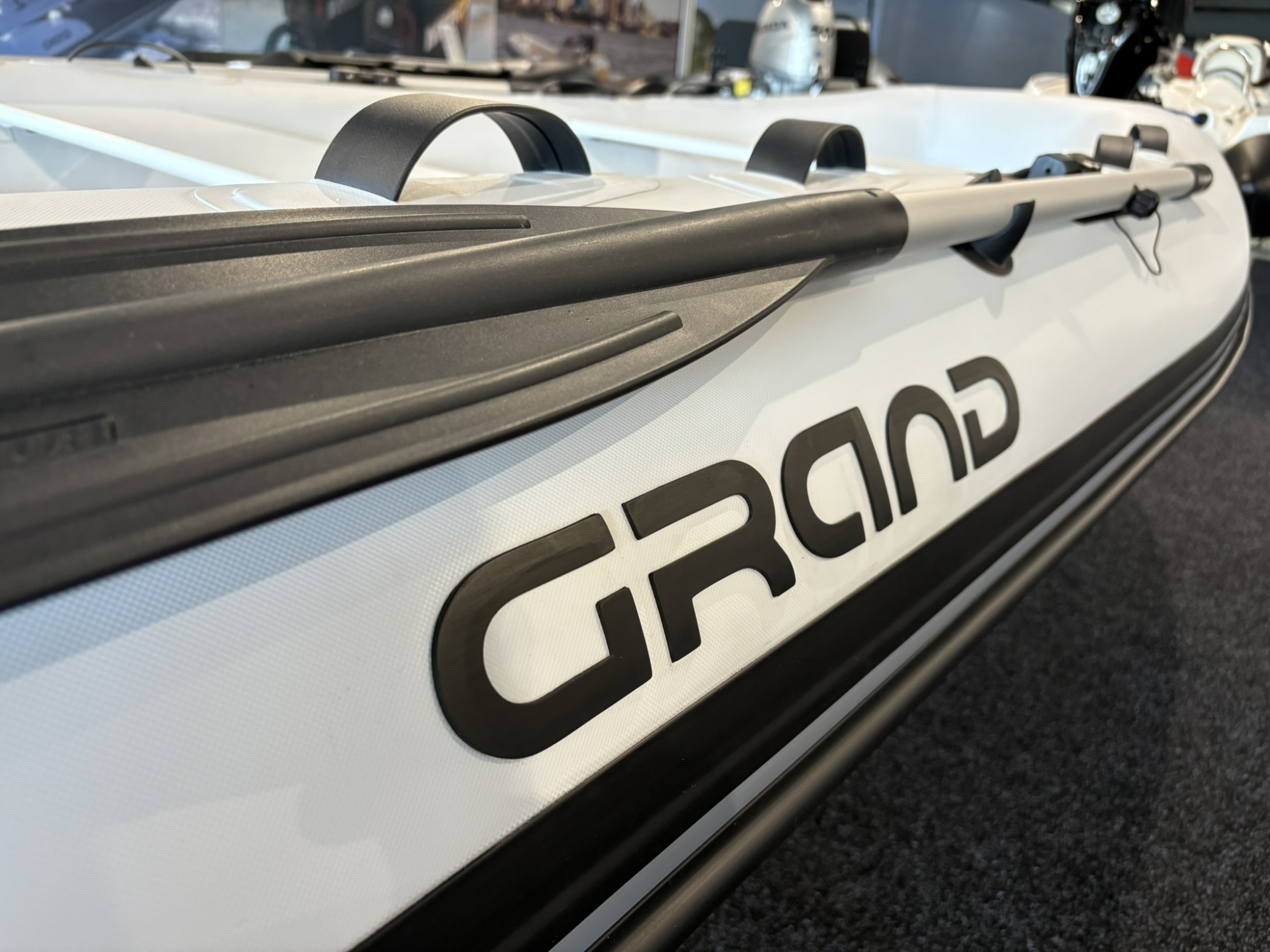 Grand Ribs Grand S330 wit met Mercury 4 pk