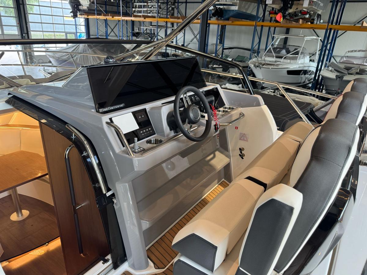 Jeanneau Cap Camarat 10.5 WA S2 op voorraad. Dit schip is aanwezig op de yamaha stand van hiswa te water 2026.