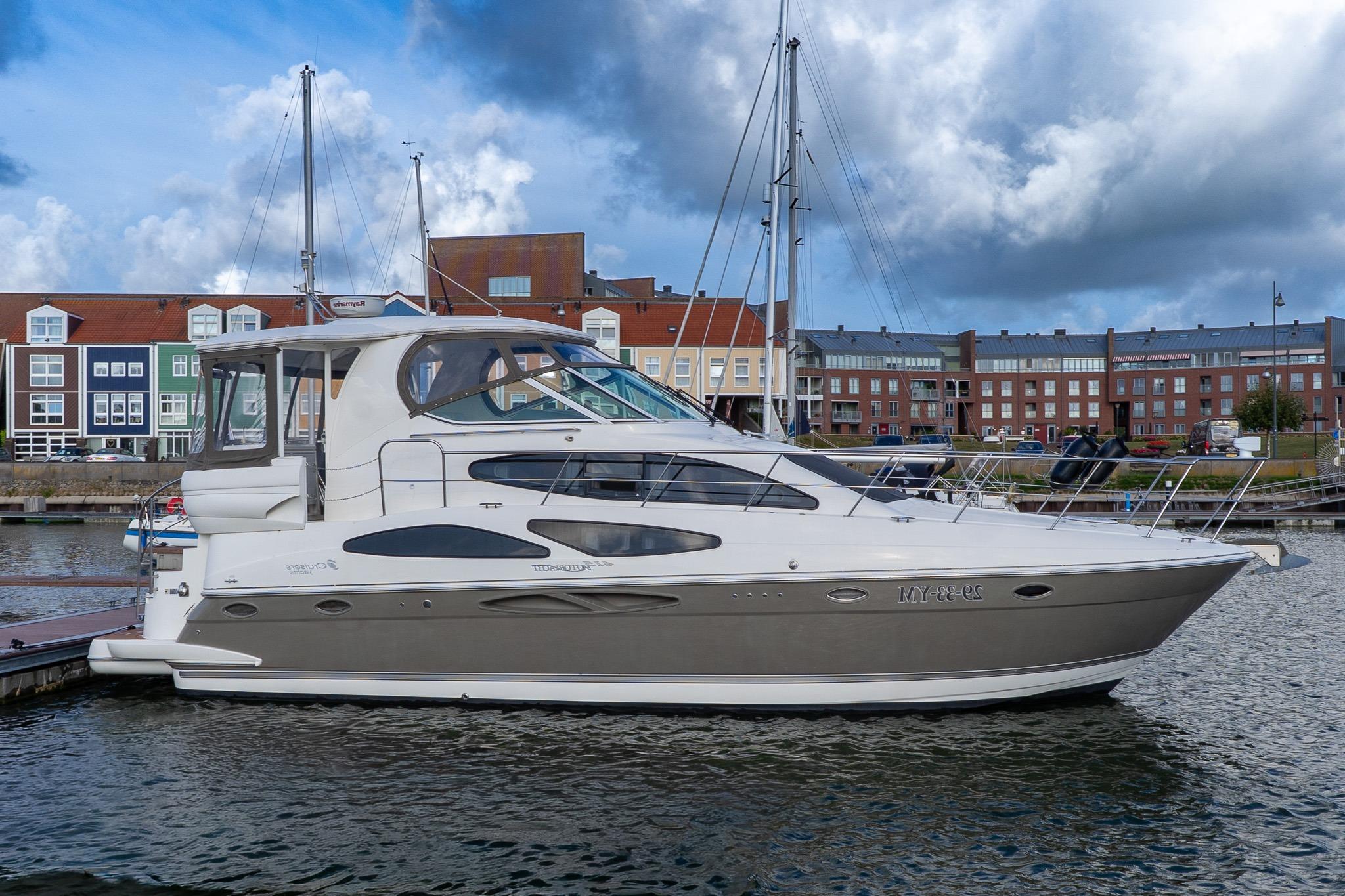 Cruisers Yachts 415 Express Motoryacht