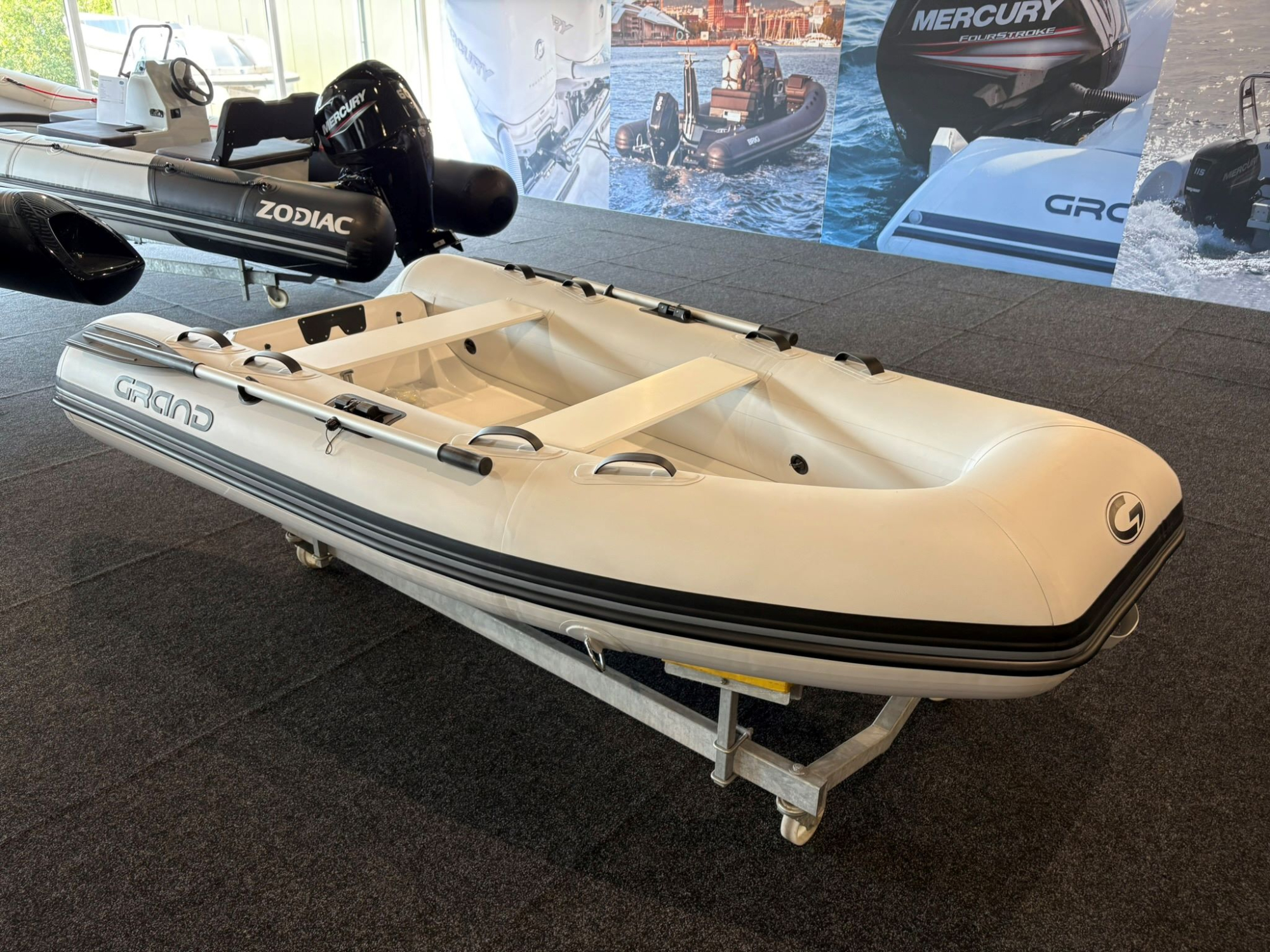 Grand Ribs Grand S330 wit met Mercury 4 pk