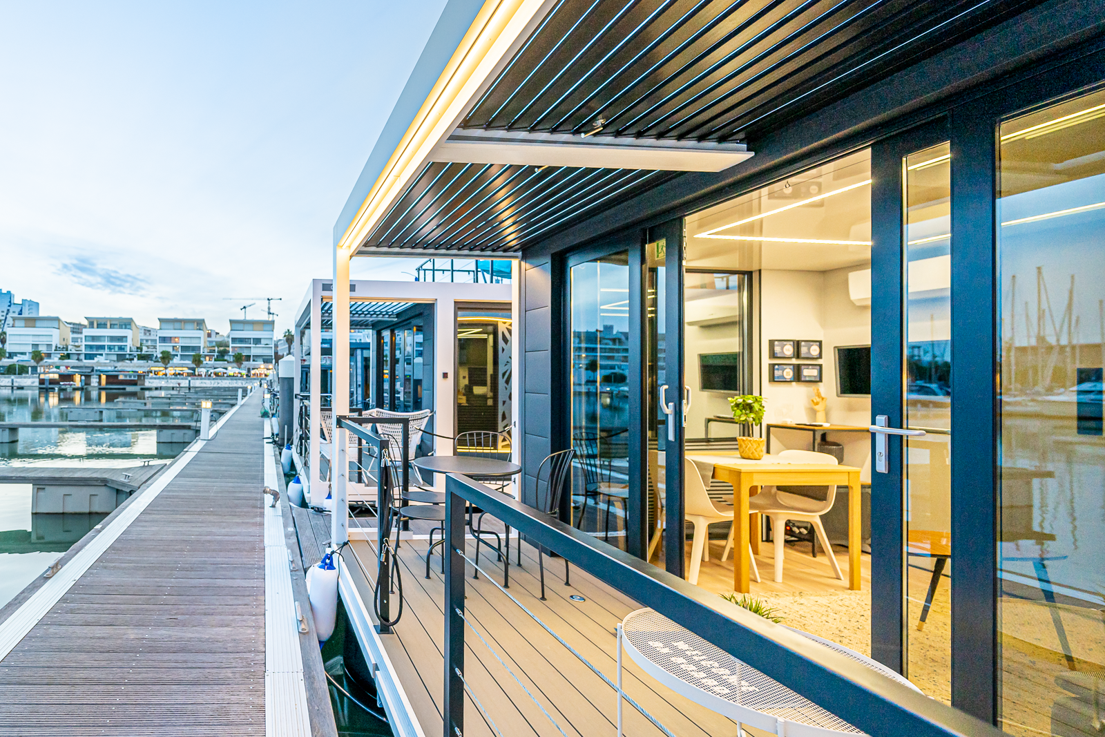 La Mare Houseboat Modern 10 La Mare Houseboat Modern 10