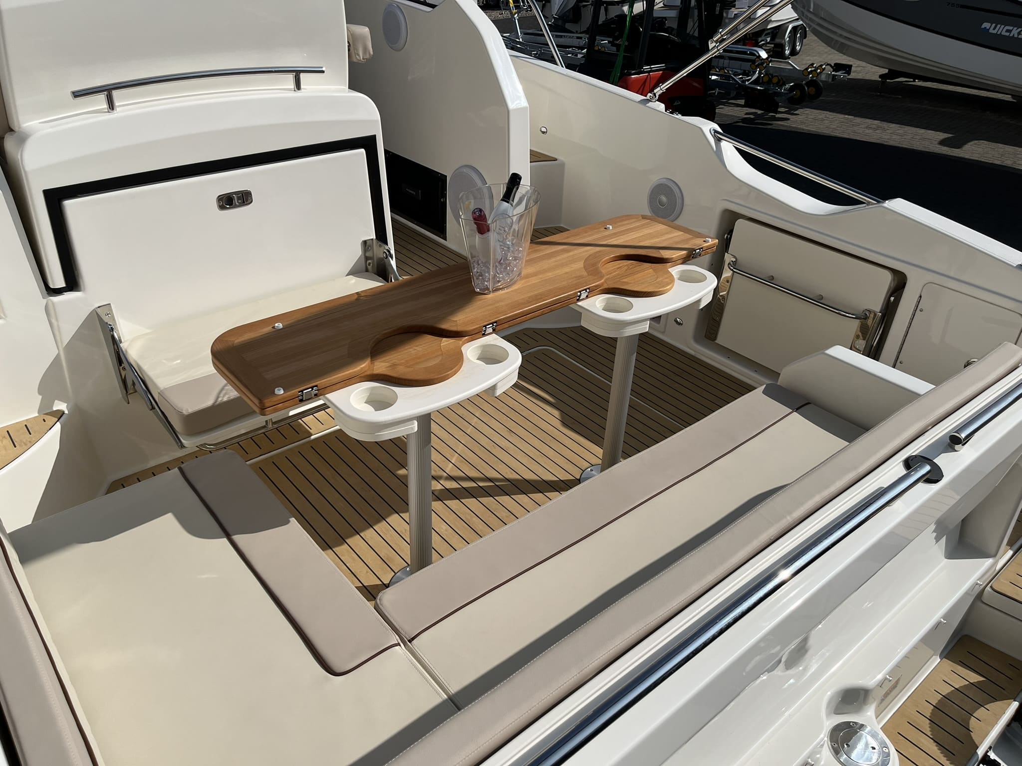 Quicksilver 875 Sundeck
