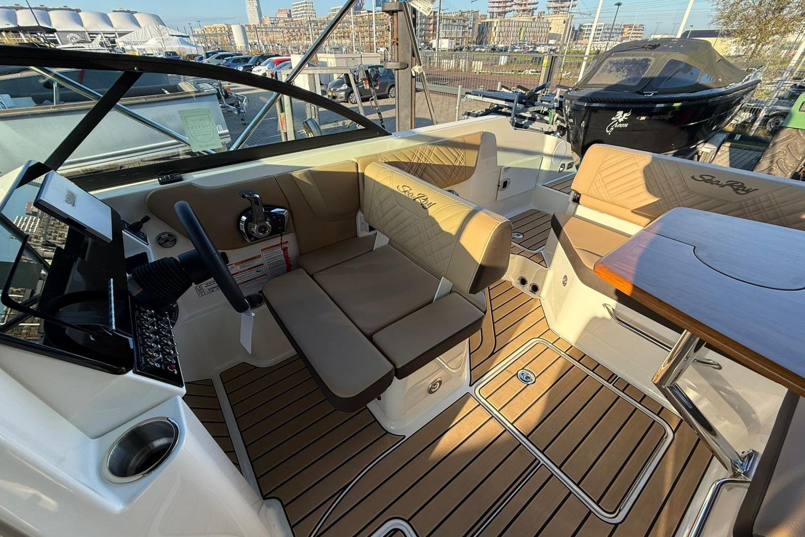 Sea Ray SDX 230