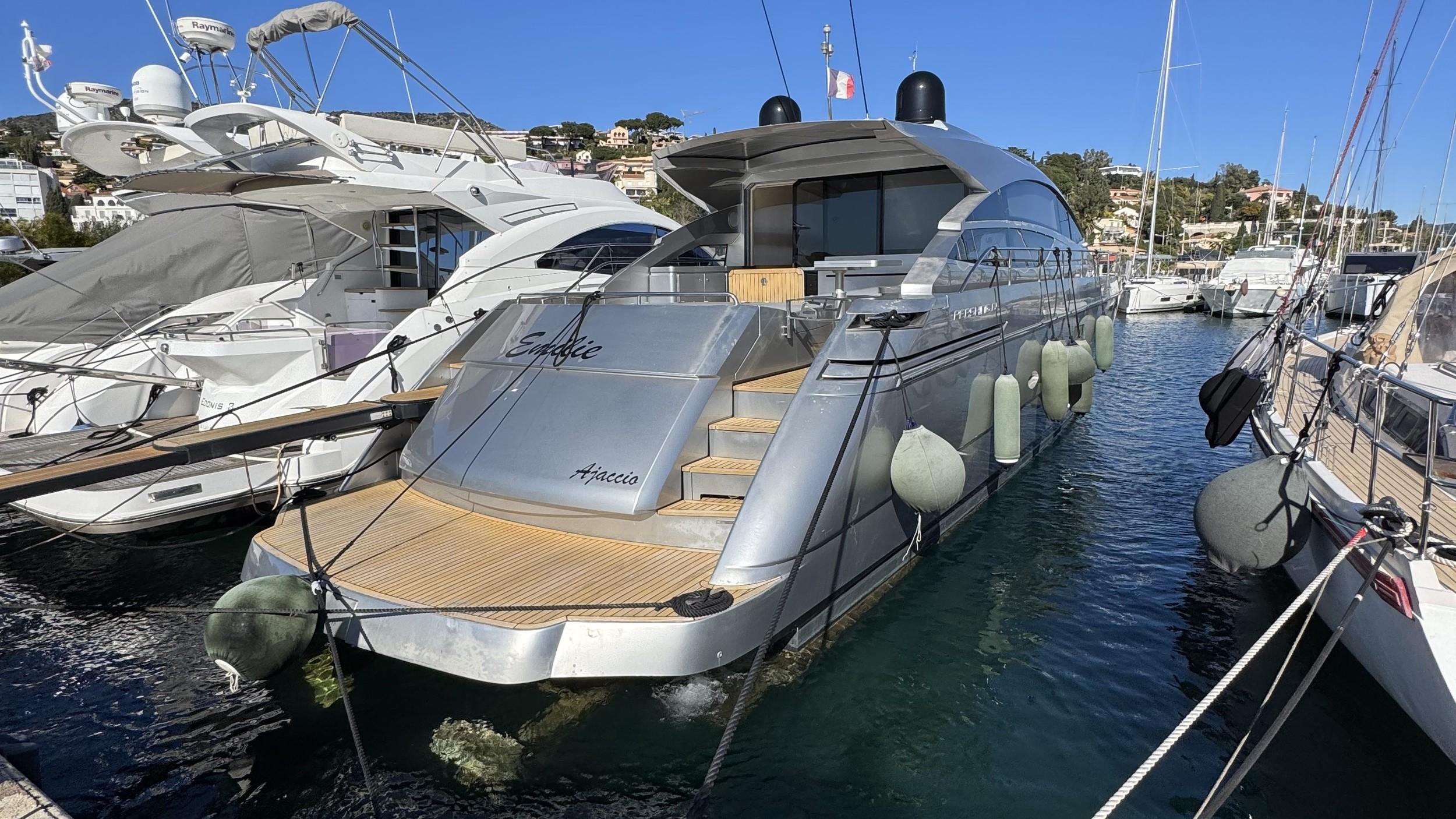 Pershing 64