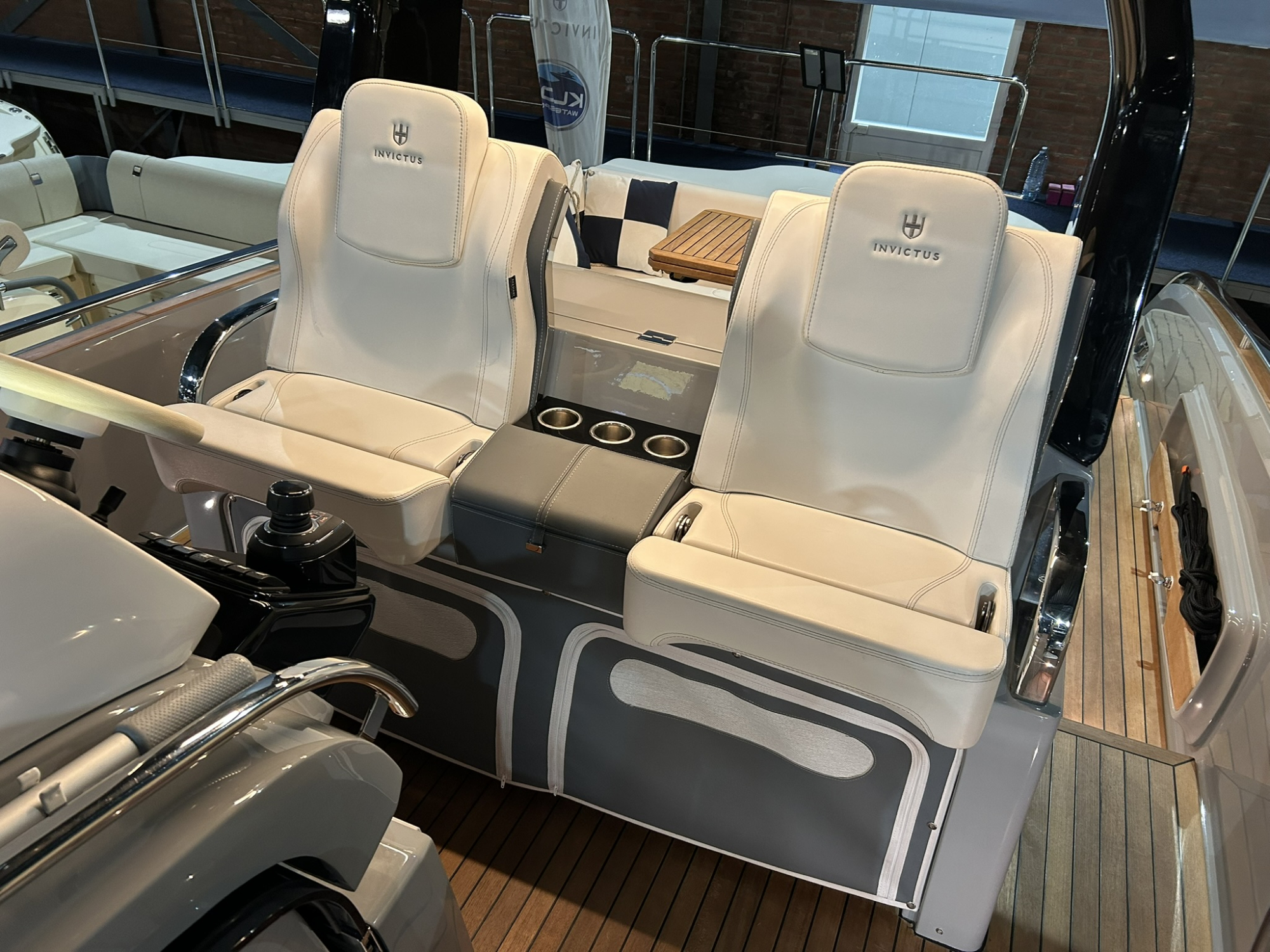 Invictus yachts Invictus 320 GT met 2 x Mercruiser 270 pk diesel van 2024!