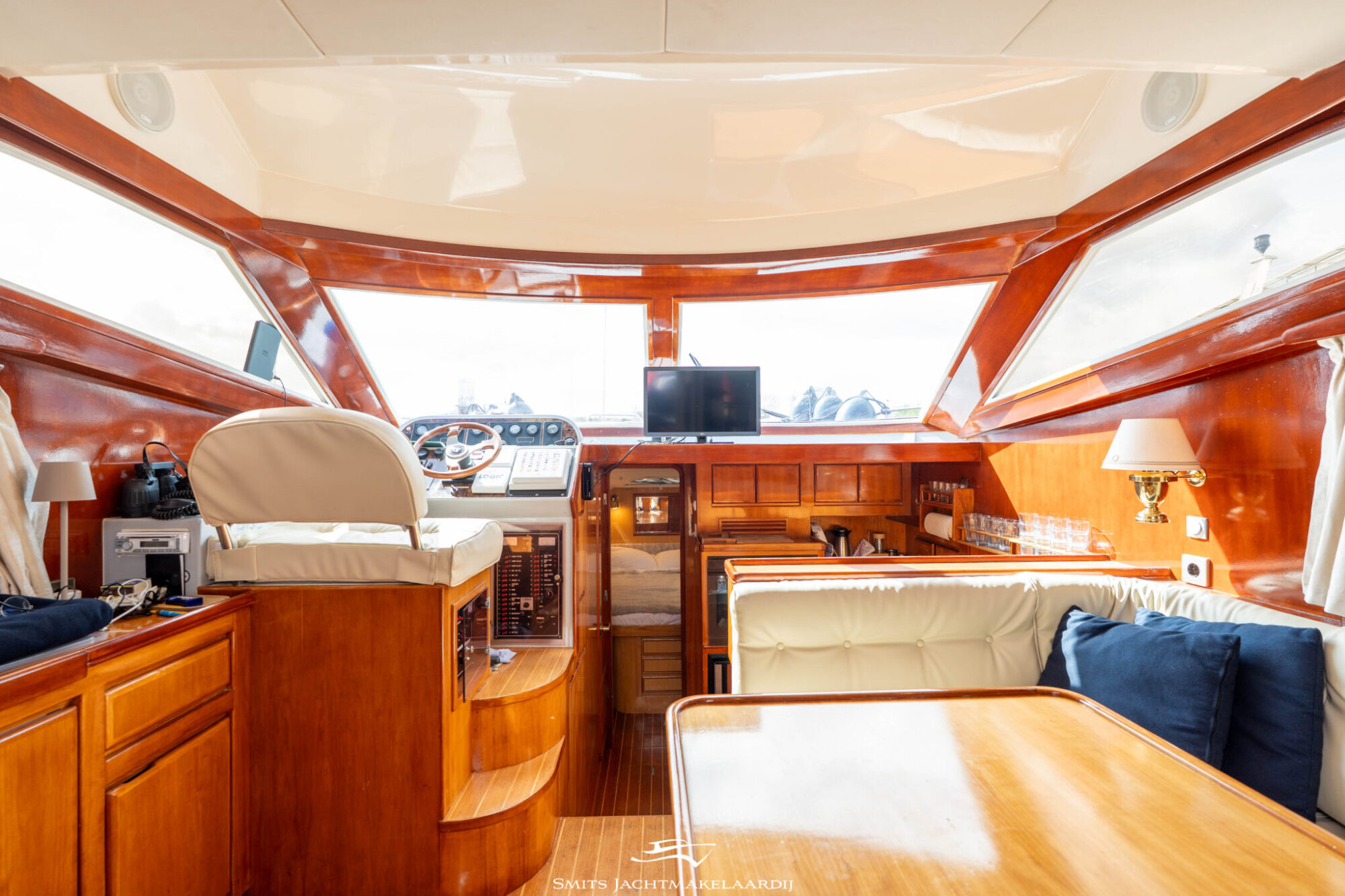Astor 37 Flybridge