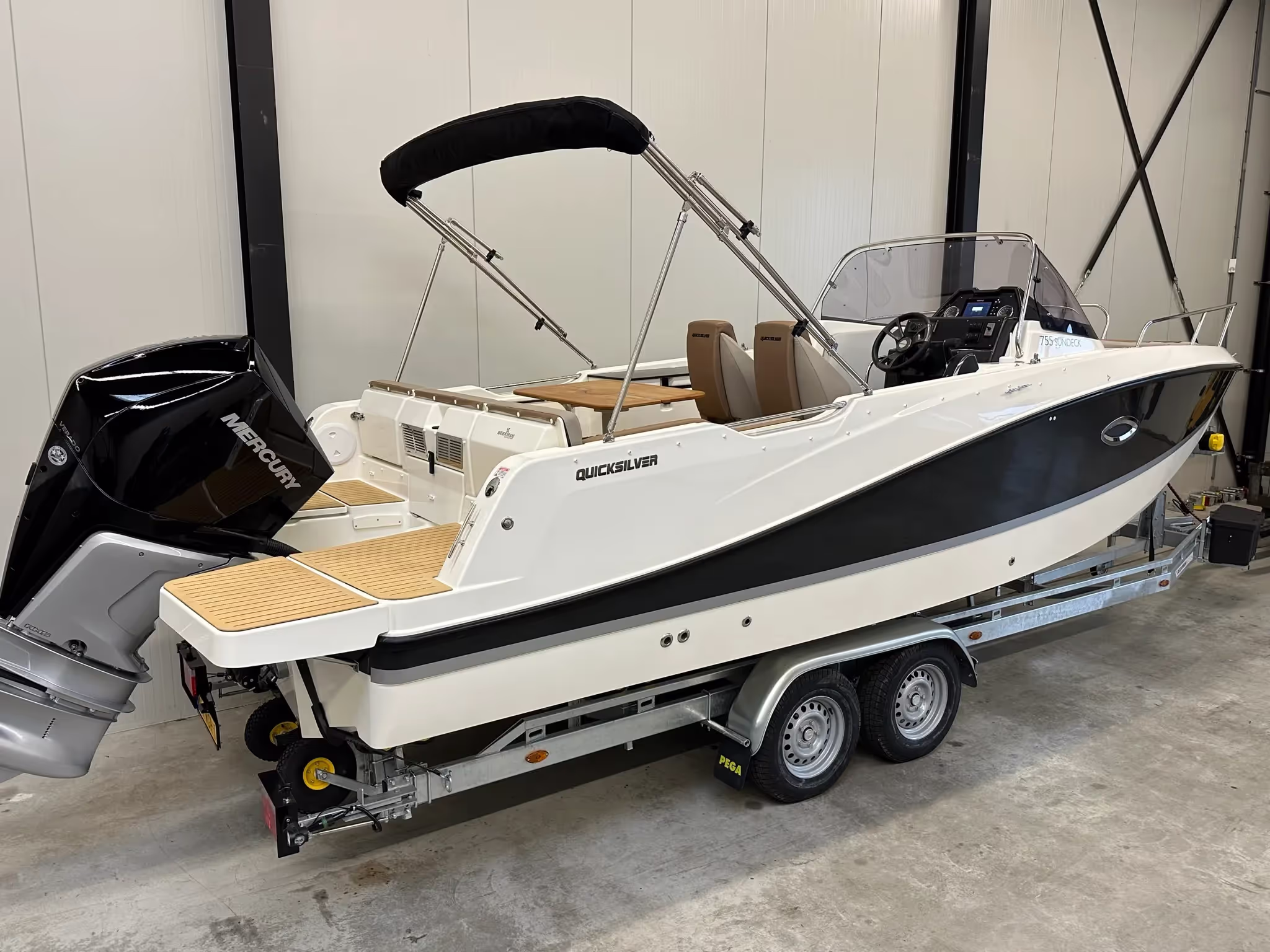Quicksilver 755 Sundeck