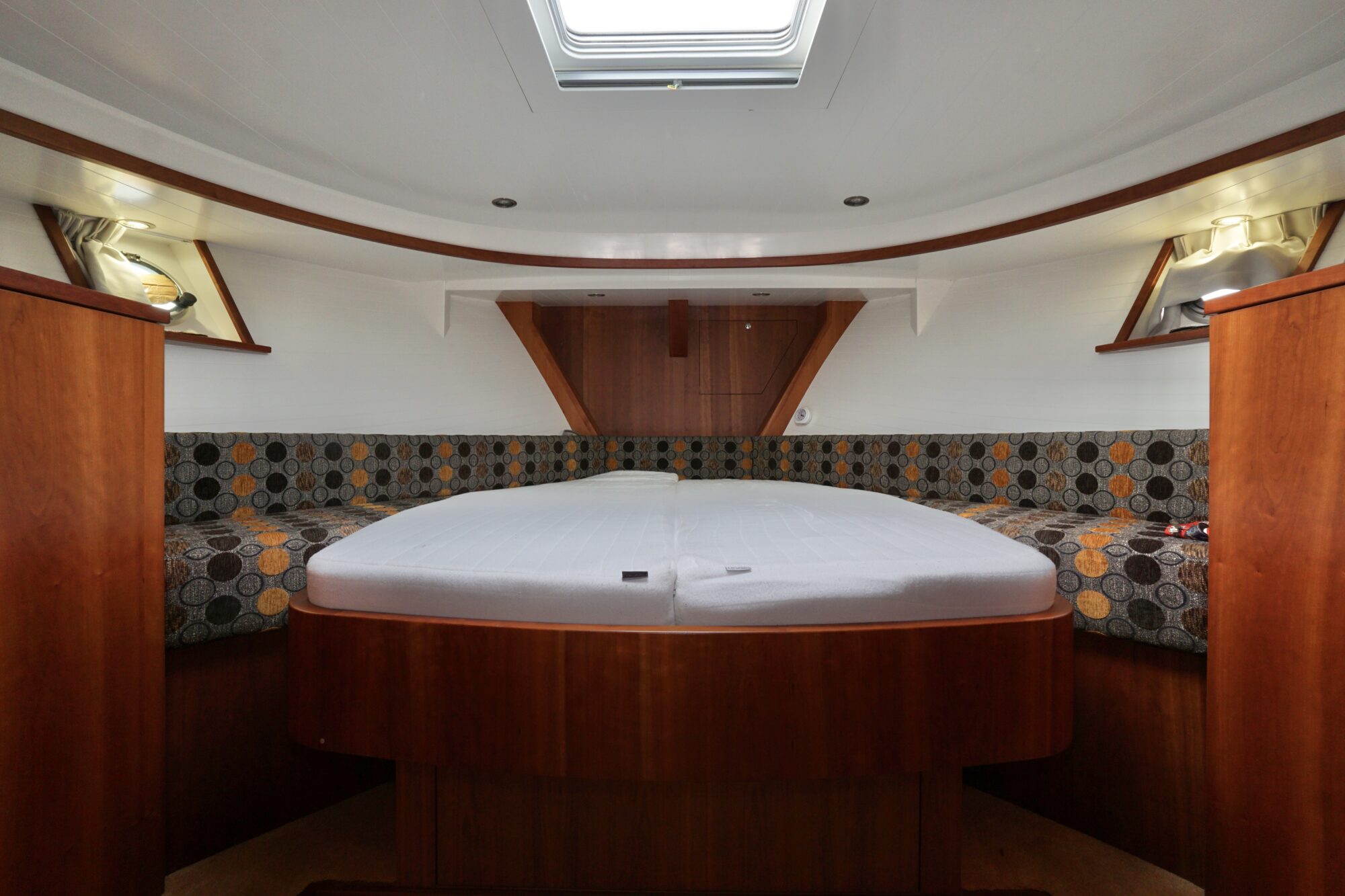 Serious Yachts Gently Low Bridge 45 Sedan