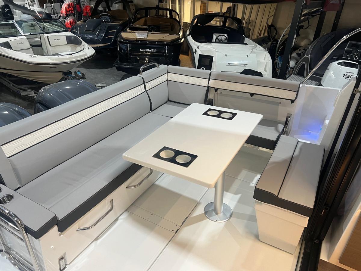 Jeanneau Merry Fisher 895 serie 2. Dit schip is aanwezig op de Yamaha stand van hiswa te water 2026.