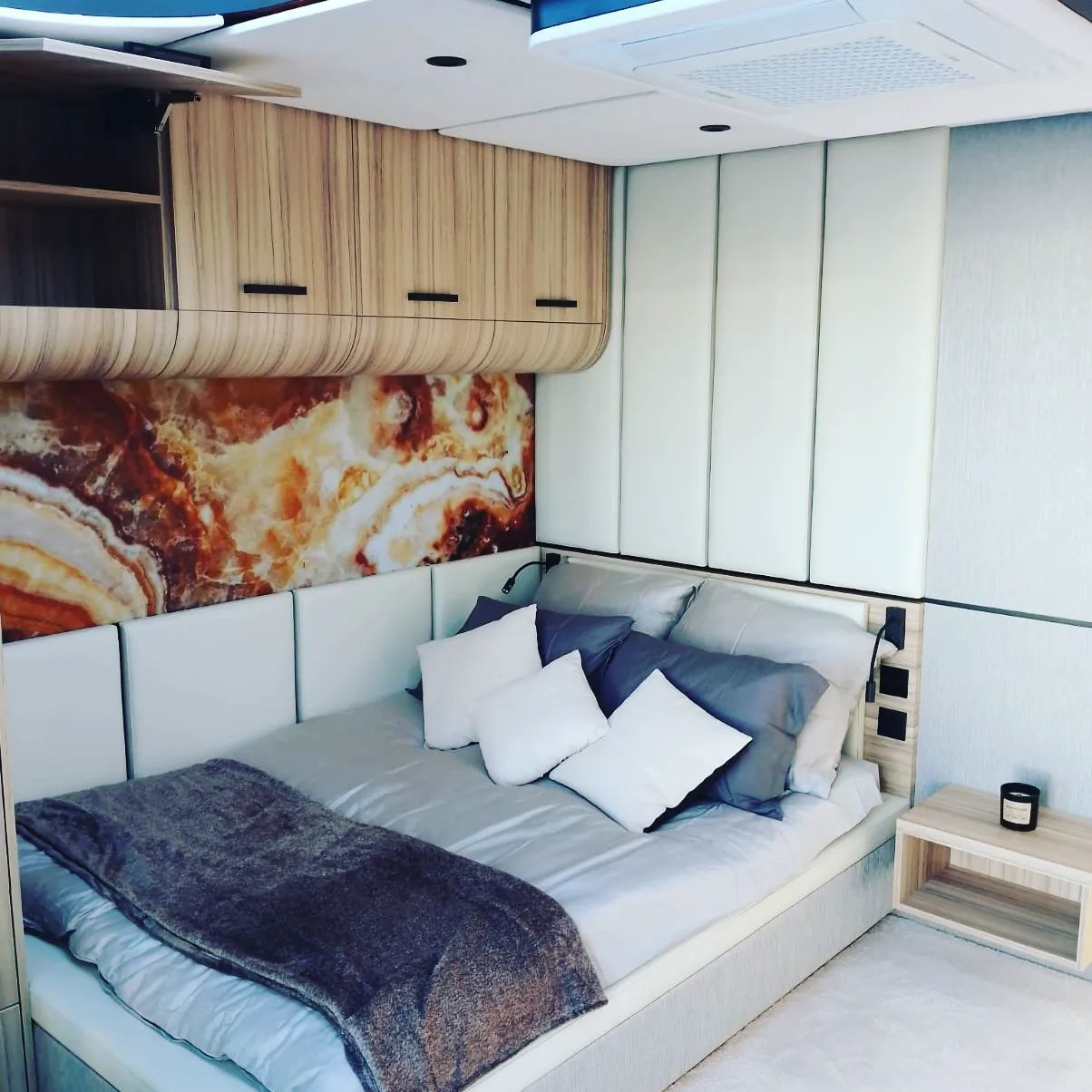Perla Houseboat E-vision 42