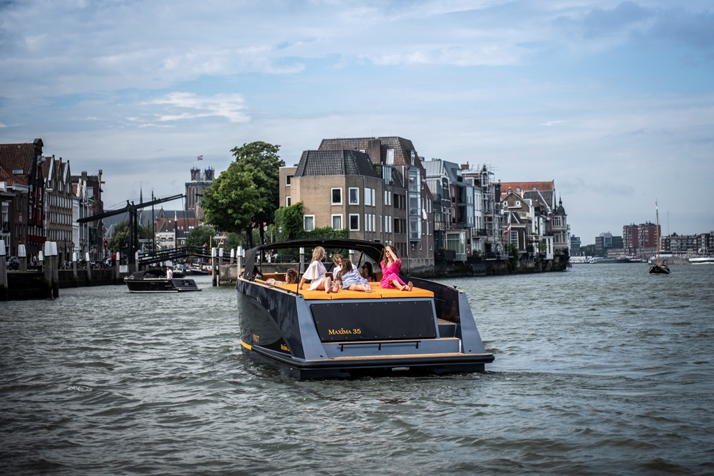 Maxima Boats 35