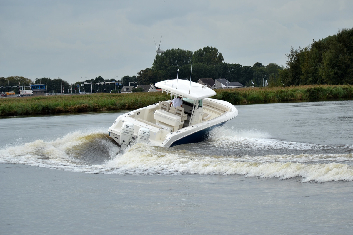Boston Whaler 330 Outrage