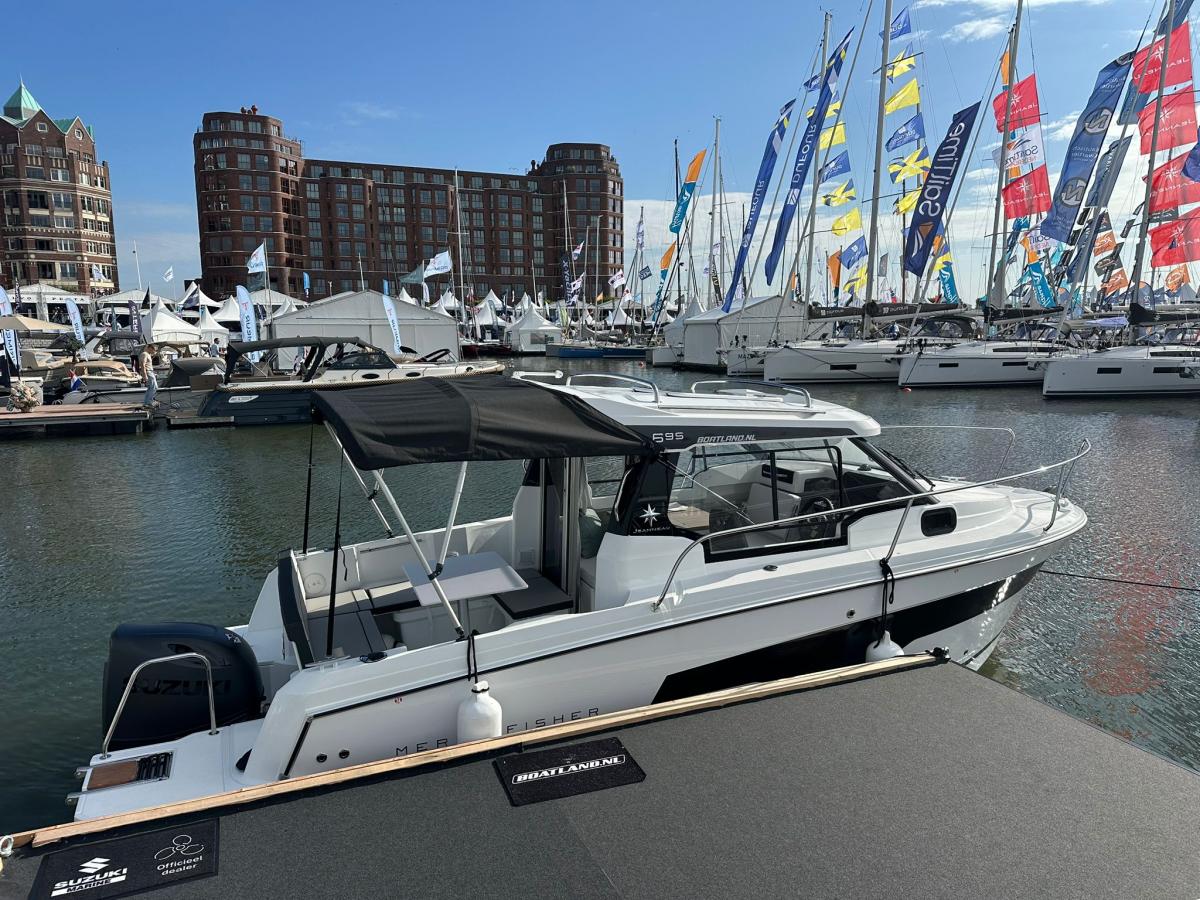 Jeanneau Merry Fisher 695 Serie 2. Deze prachtige boot is aanwezig op de Suzuki stand van hiswa te water 2026.