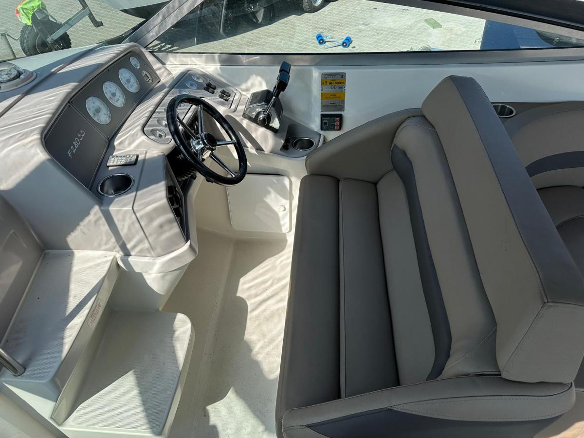 Formula F-280 SS Cuddy cabin