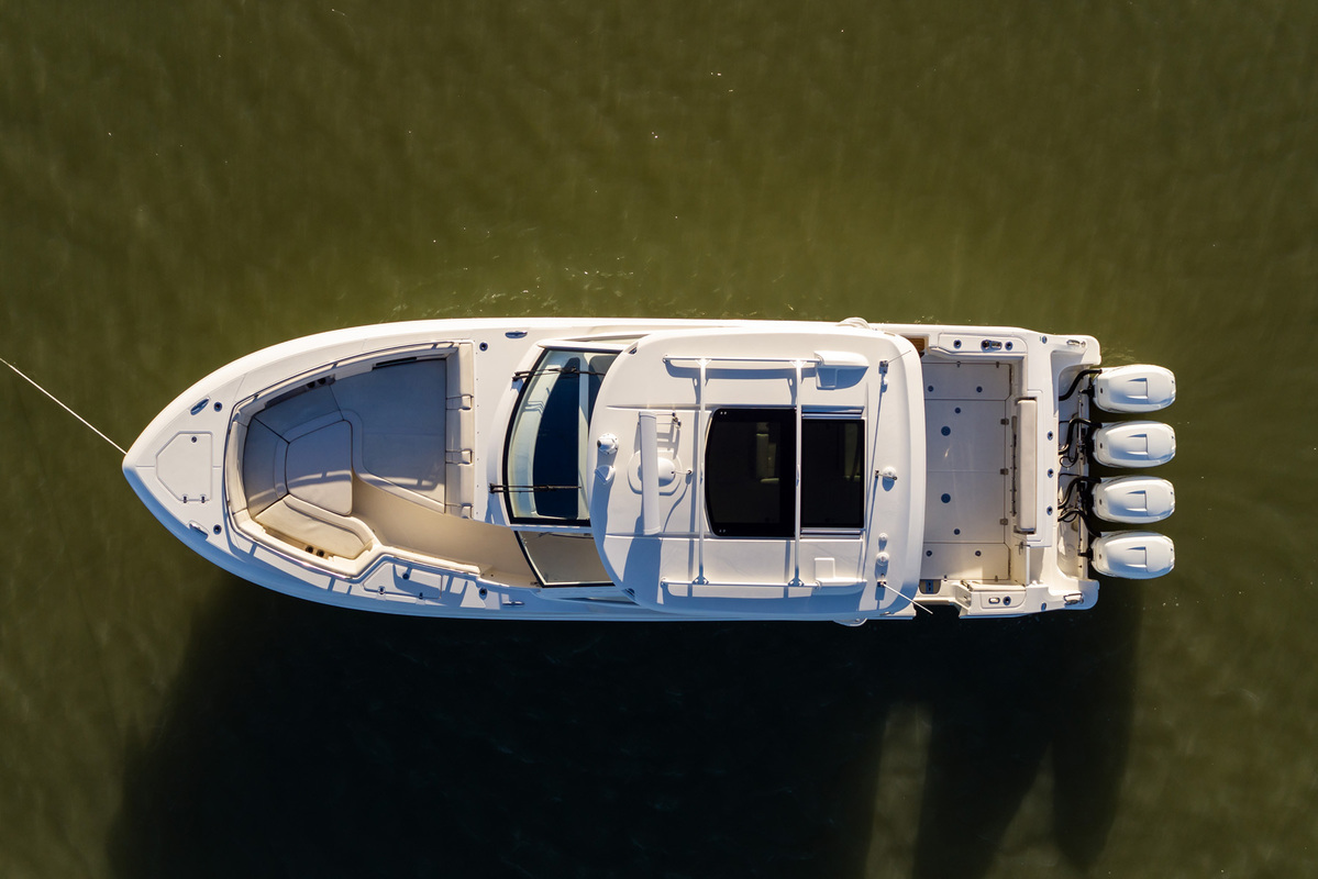 Boston Whaler 380 Realm