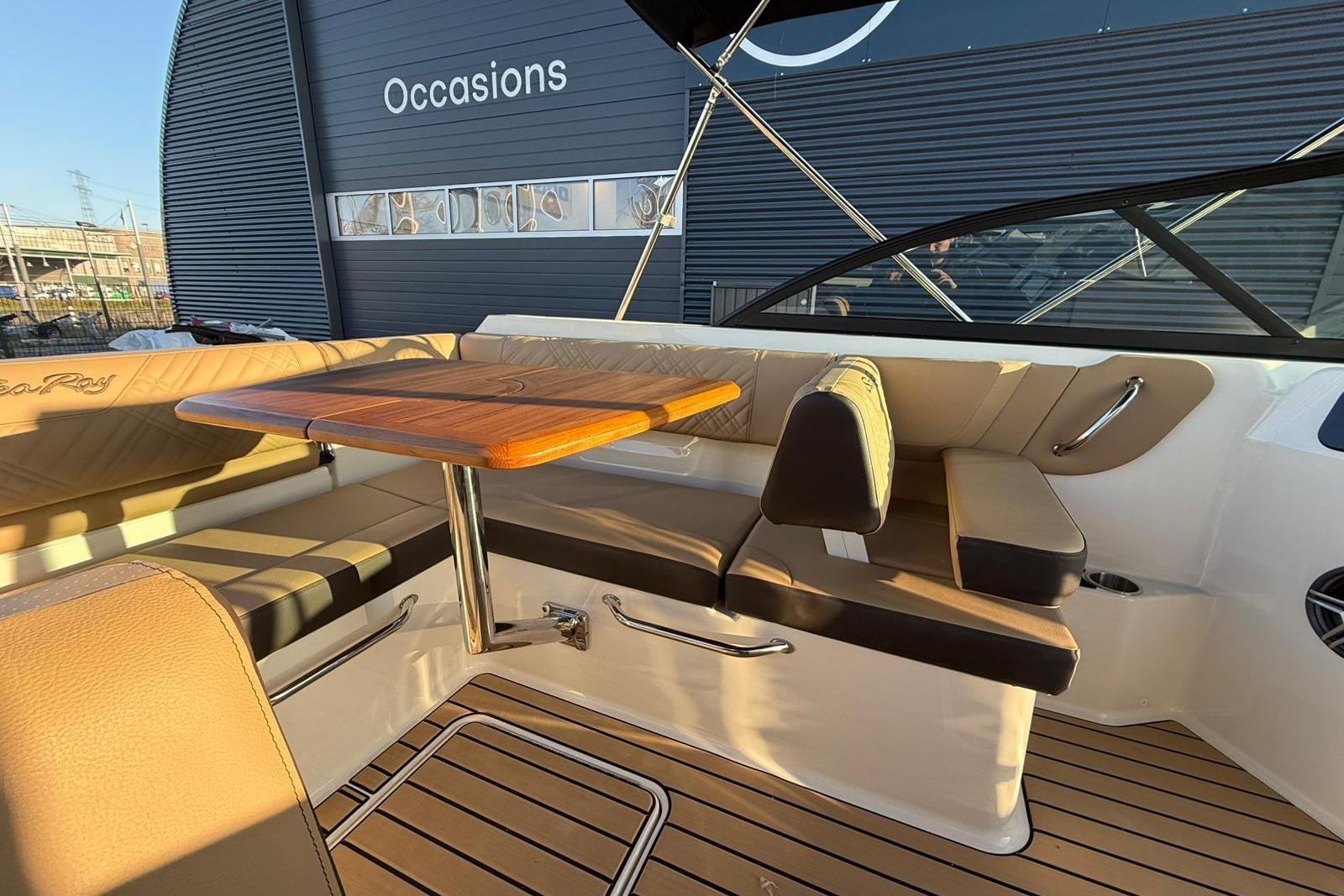 Sea Ray SDX 230
