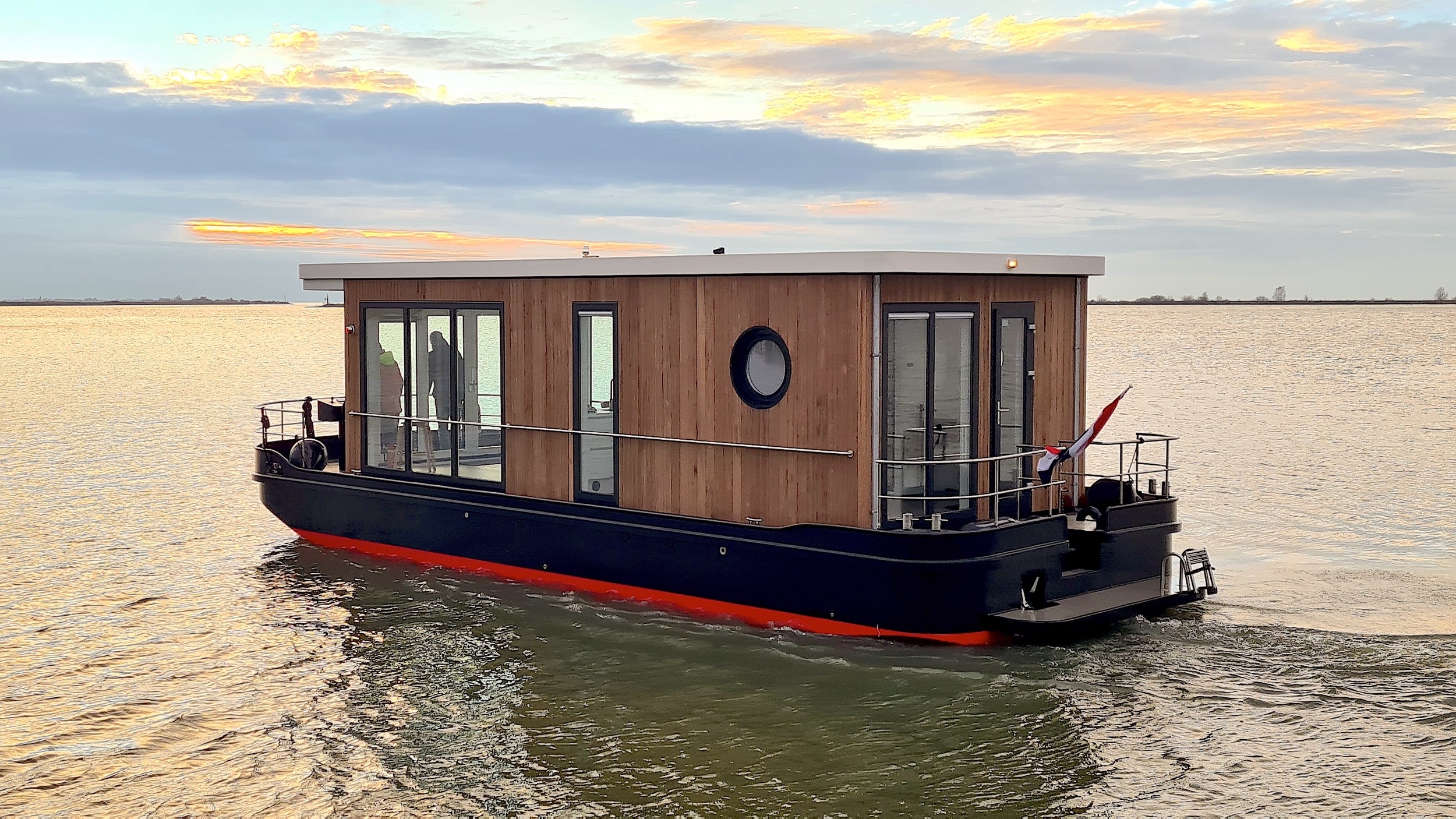 HOMESHIP 1250D Houseboat Met Scheepsromp HOMESHIP 1250D Houseboat Met Scheepsromp