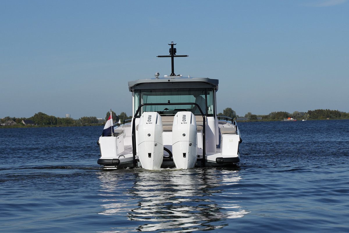 Axopar 37 XC Cross Cabin Mediterrana Edition