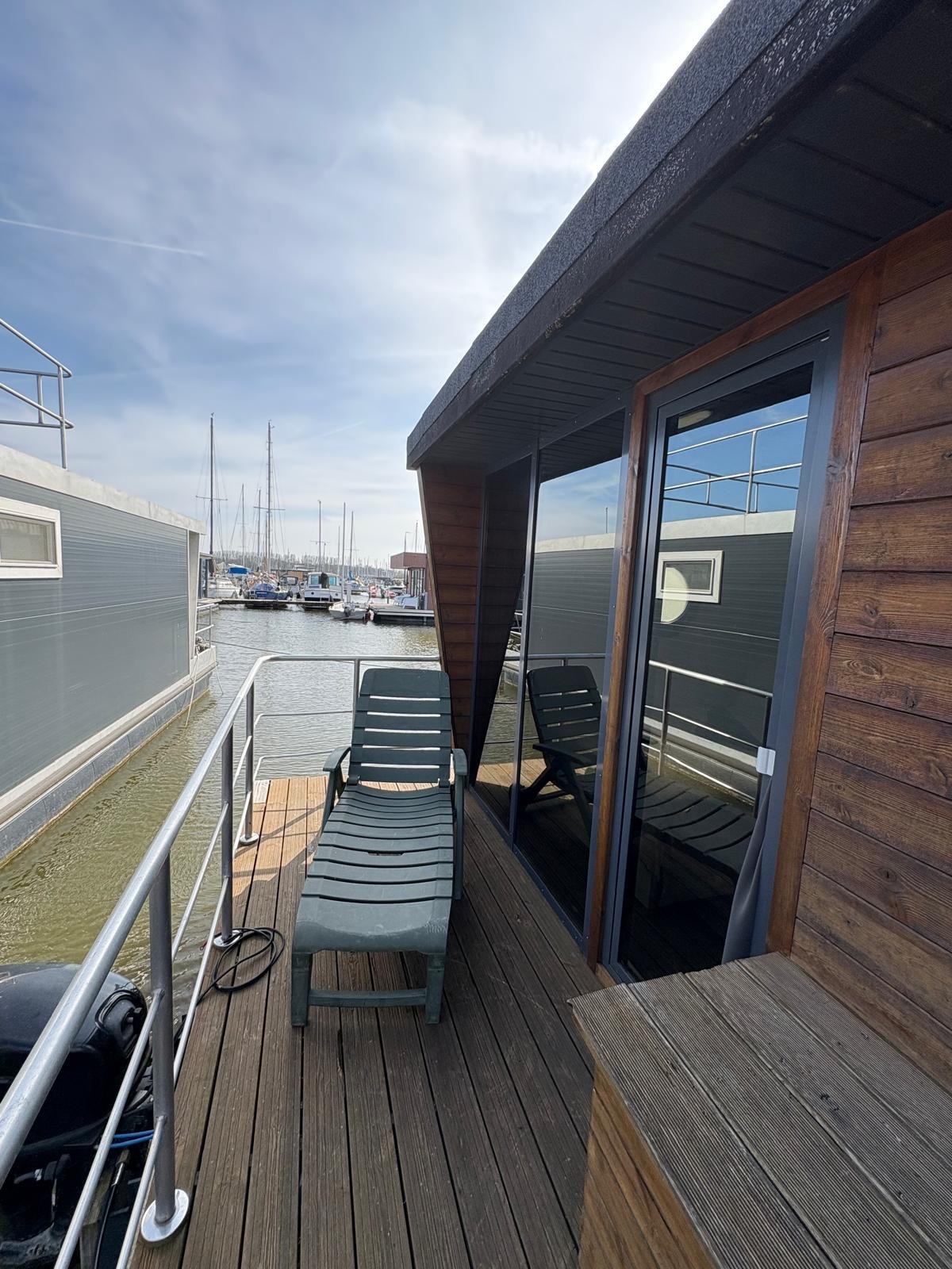 La Mare Apartboat (houseboat)