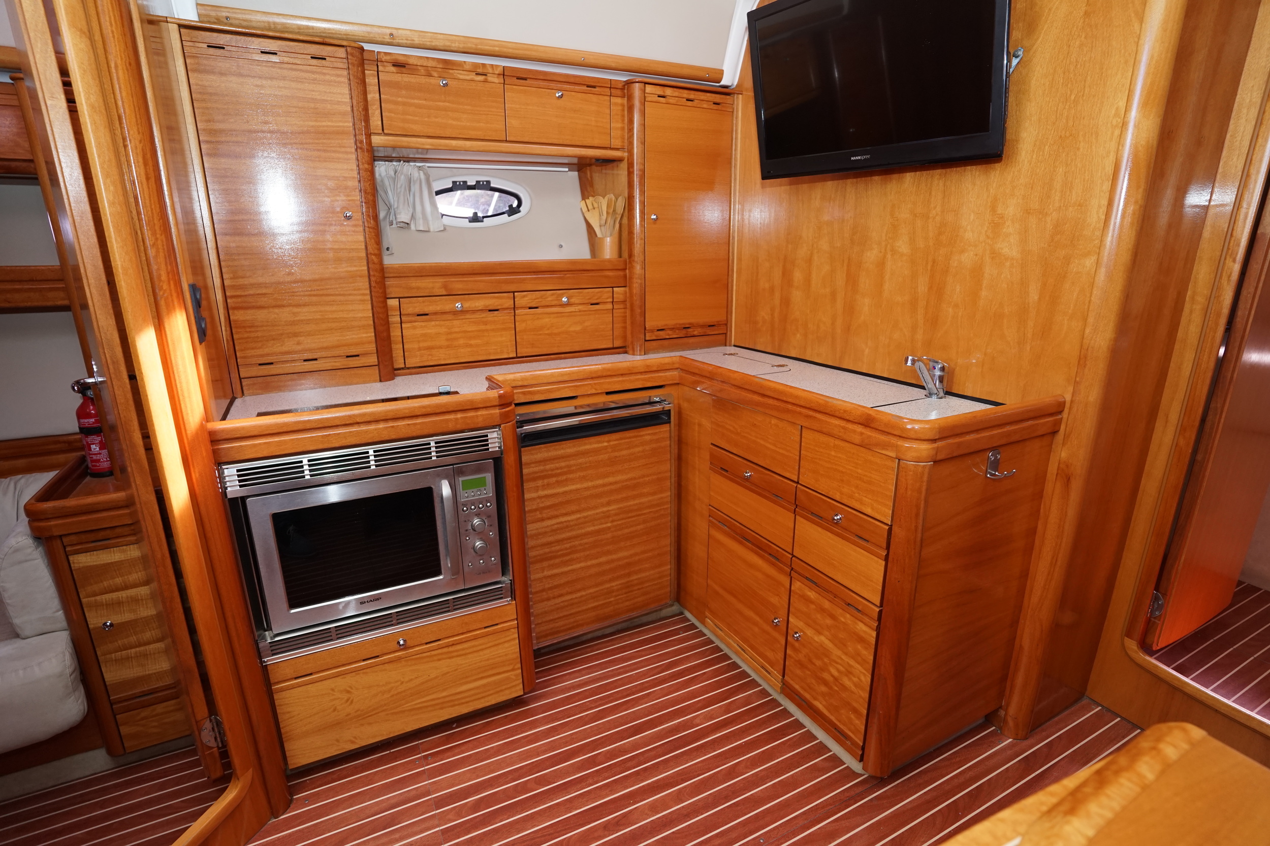 Bavaria 42 HT Sport IPS-500 - hydraulic platform