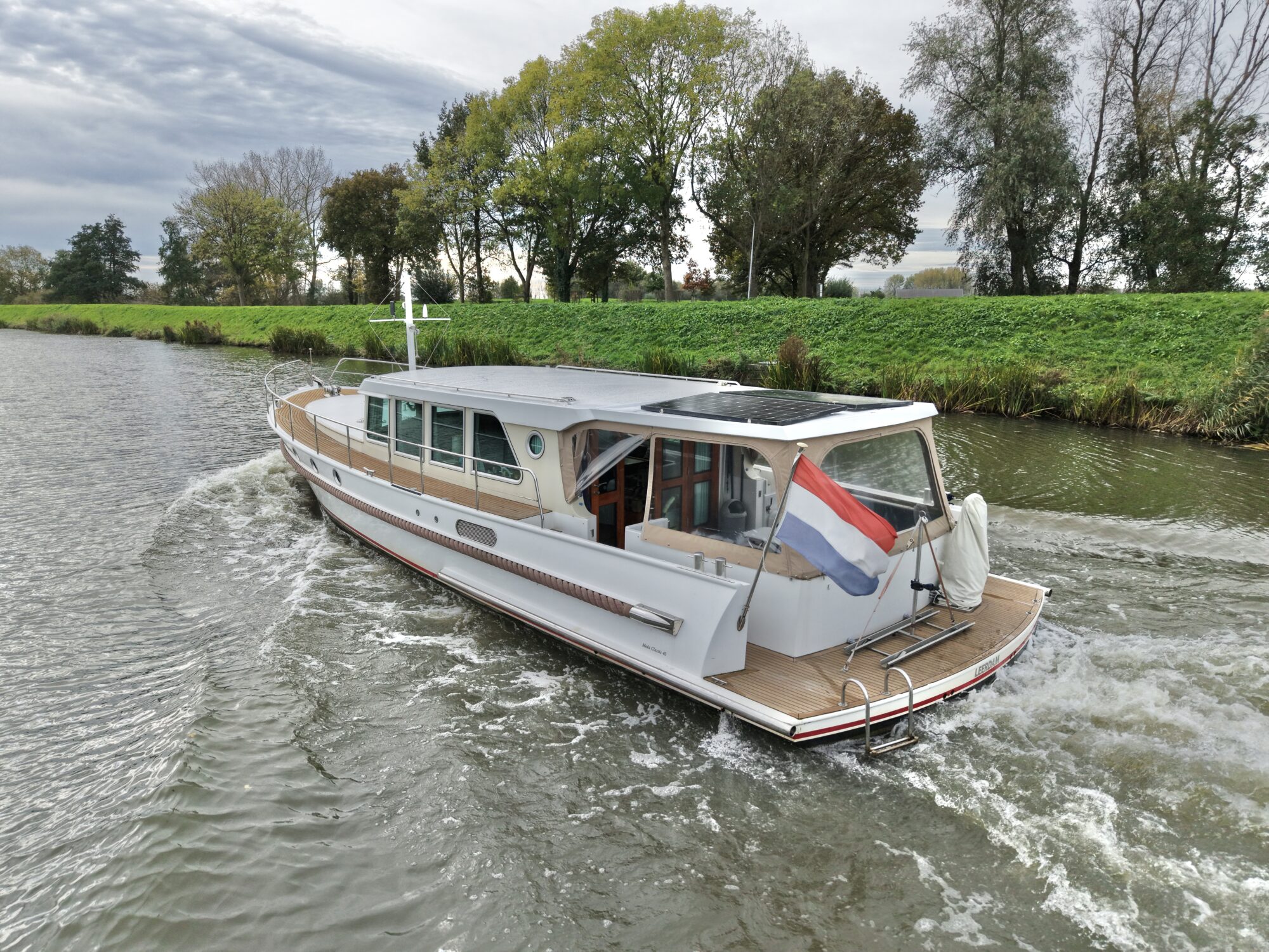 Serious Yachts Gently Low Bridge 45 Sedan