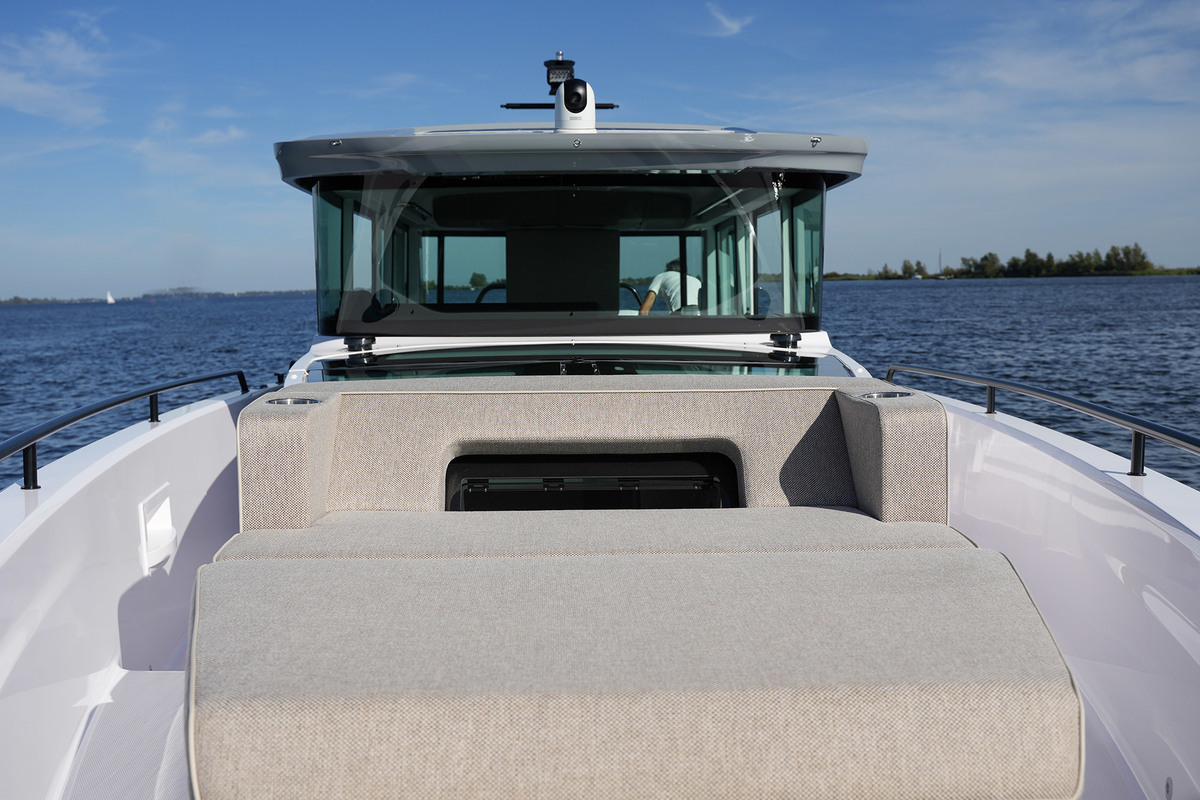 Axopar 37 XC Cross Cabin Mediterrana Edition