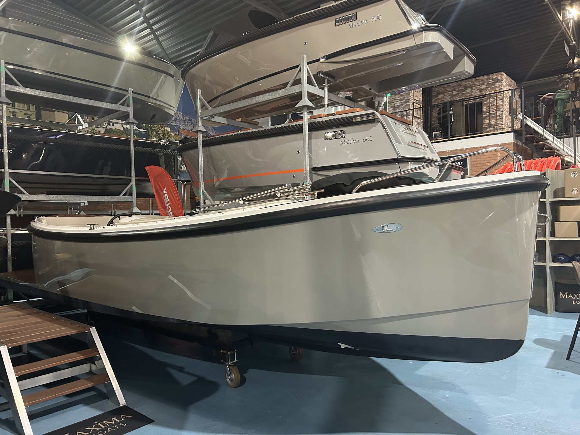 Maxima Boats 750 Flying Lounge RAL 7030 op voorraad