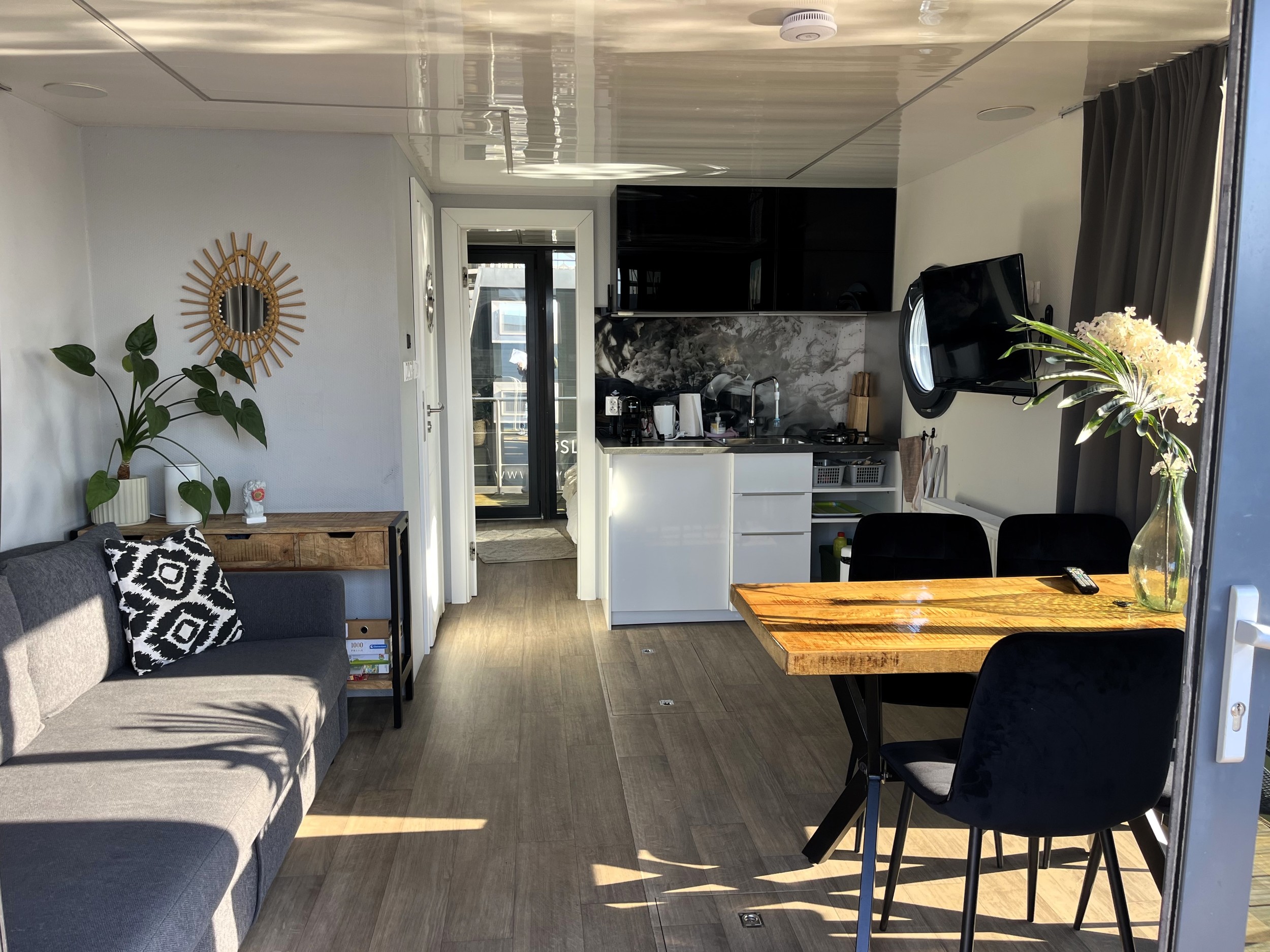 La Mare Apartboat (houseboat)