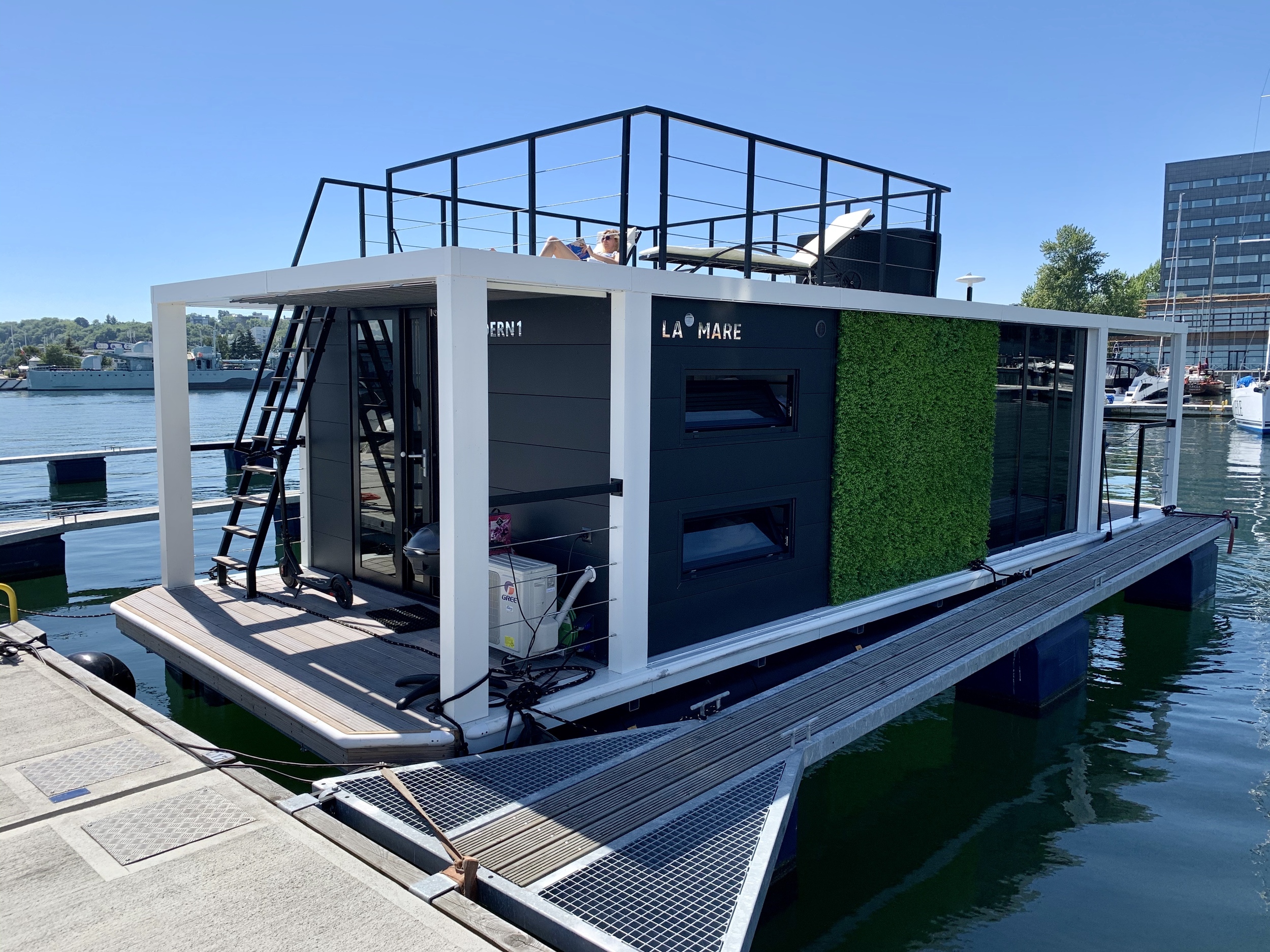 La Mare Houseboat Modern 11