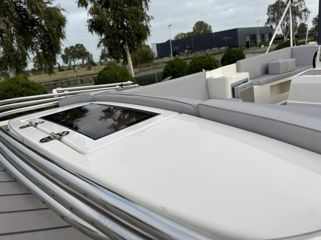 Interboat Intender 820