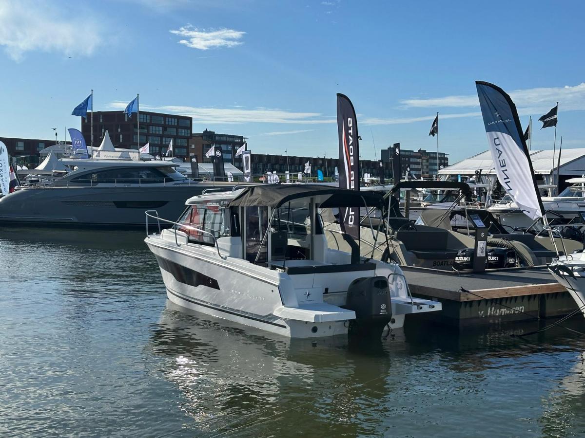Jeanneau Merry Fisher 695 Serie 2. Deze prachtige boot is aanwezig op de Suzuki stand van hiswa te water 2026.