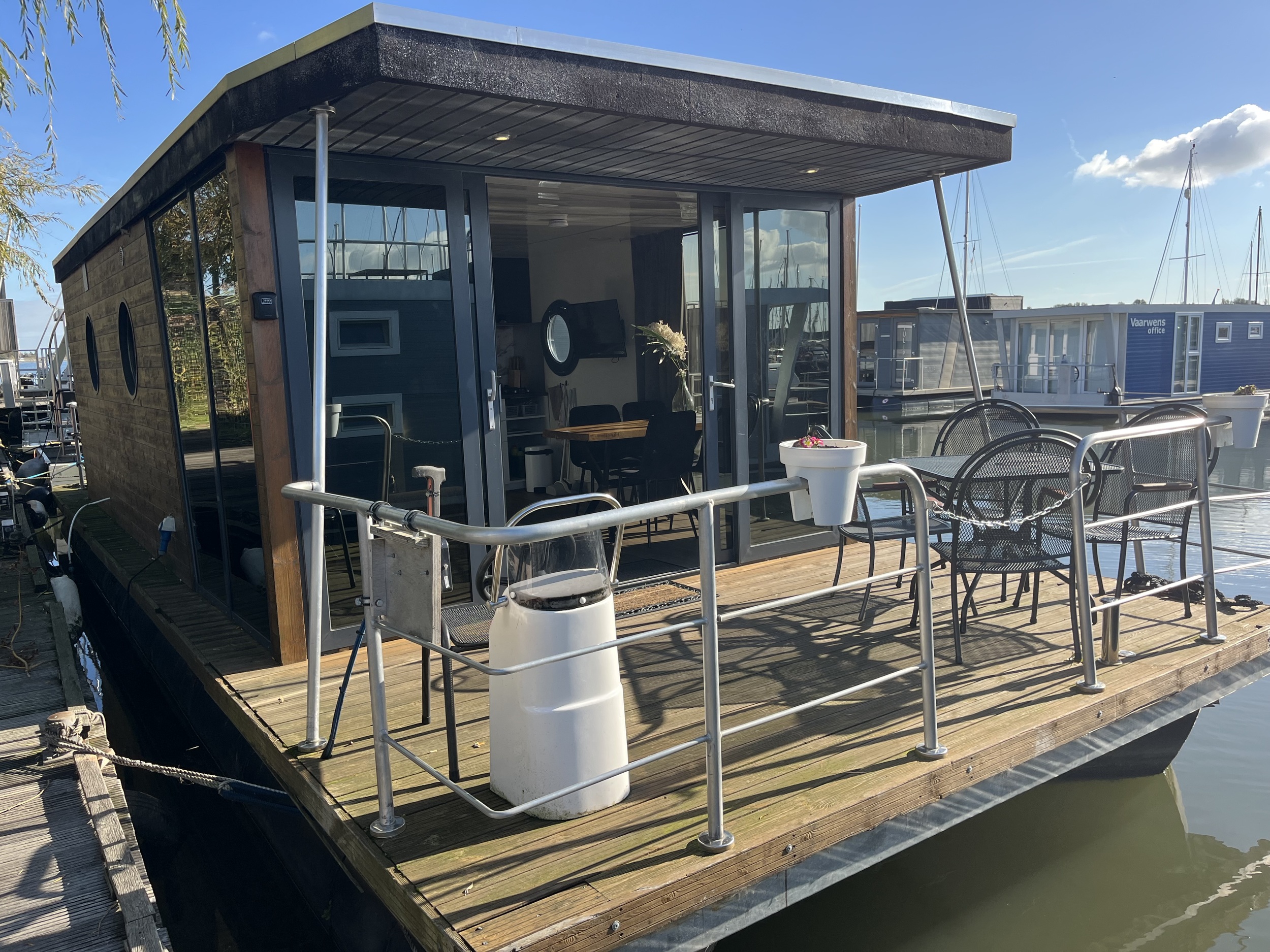 La Mare Apartboat (houseboat)