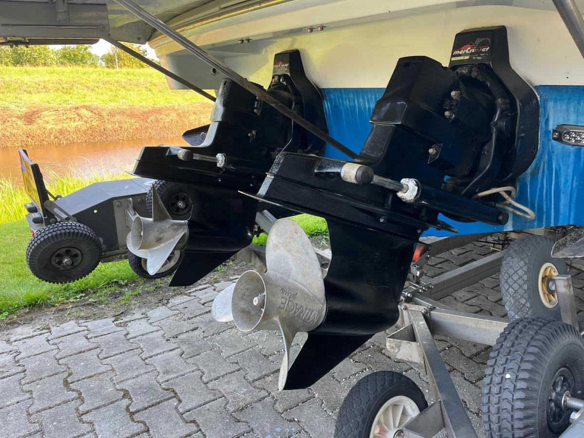 Formula F-280 SS Cuddy cabin