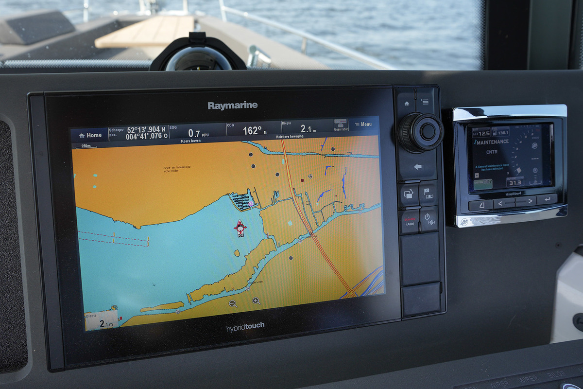 Axopar 28 Cabin