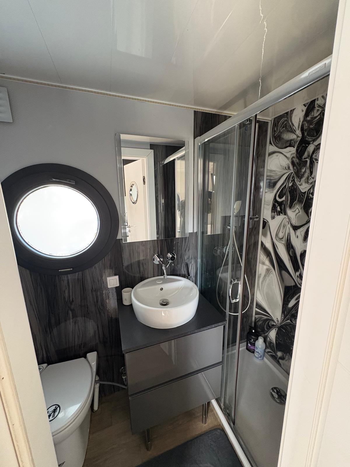 La Mare Apartboat (houseboat)