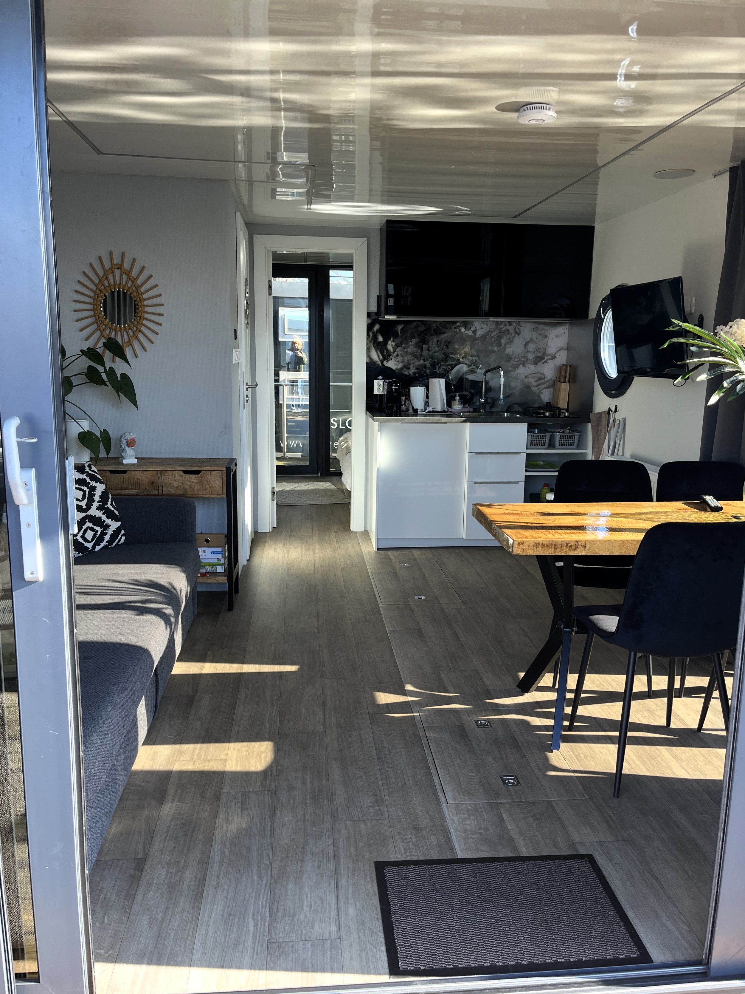 La Mare Apartboat (houseboat)