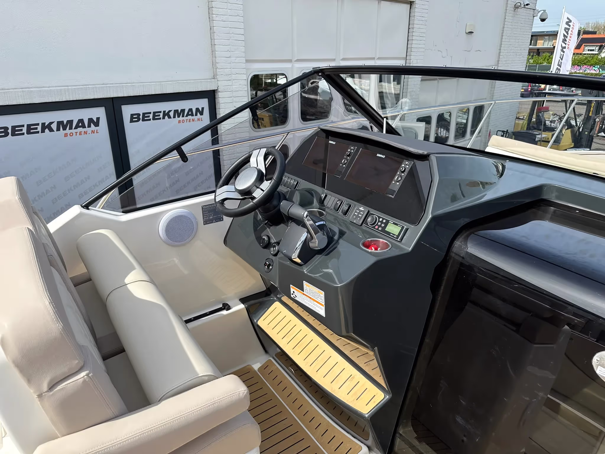 Quicksilver 875 Sundeck