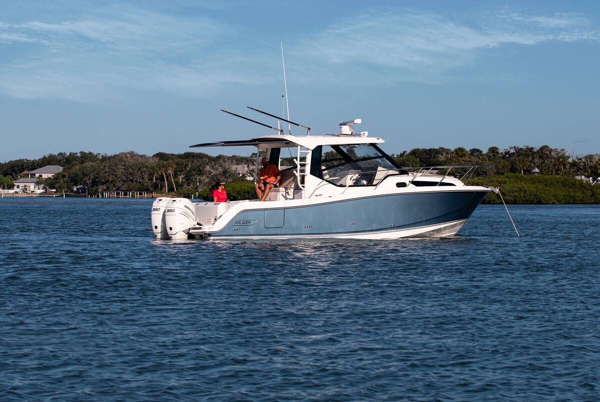 Boston Whaler 325 Conquest hoofdfoto: 1