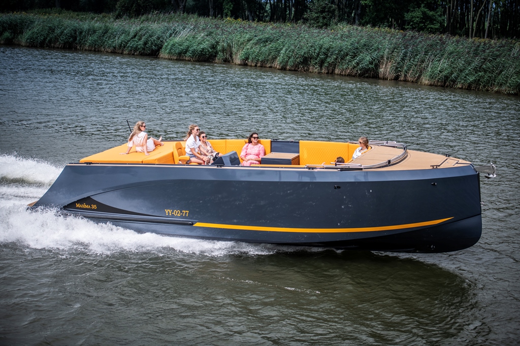 Maxima Boats 35