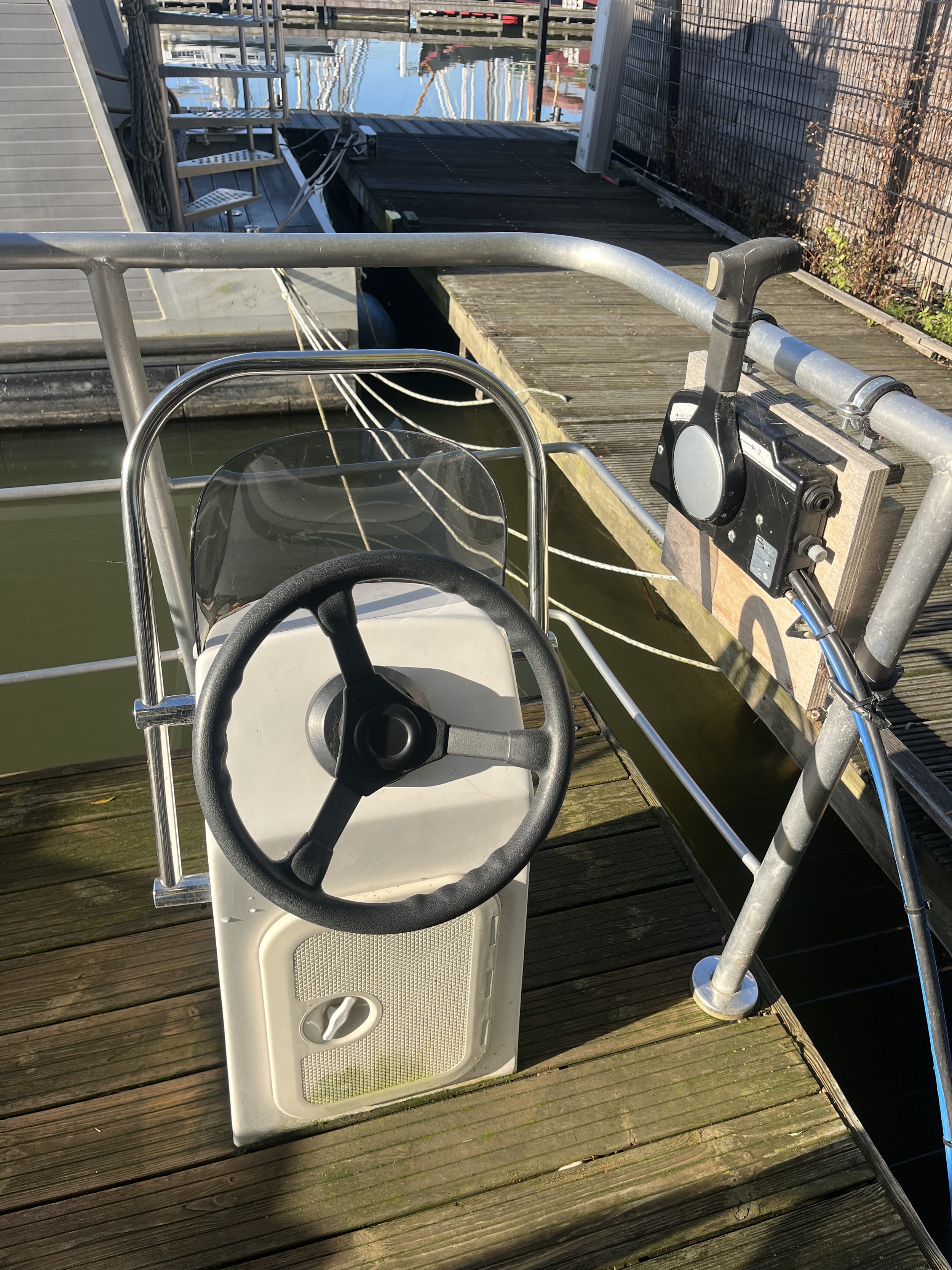 La Mare Apartboat (houseboat)