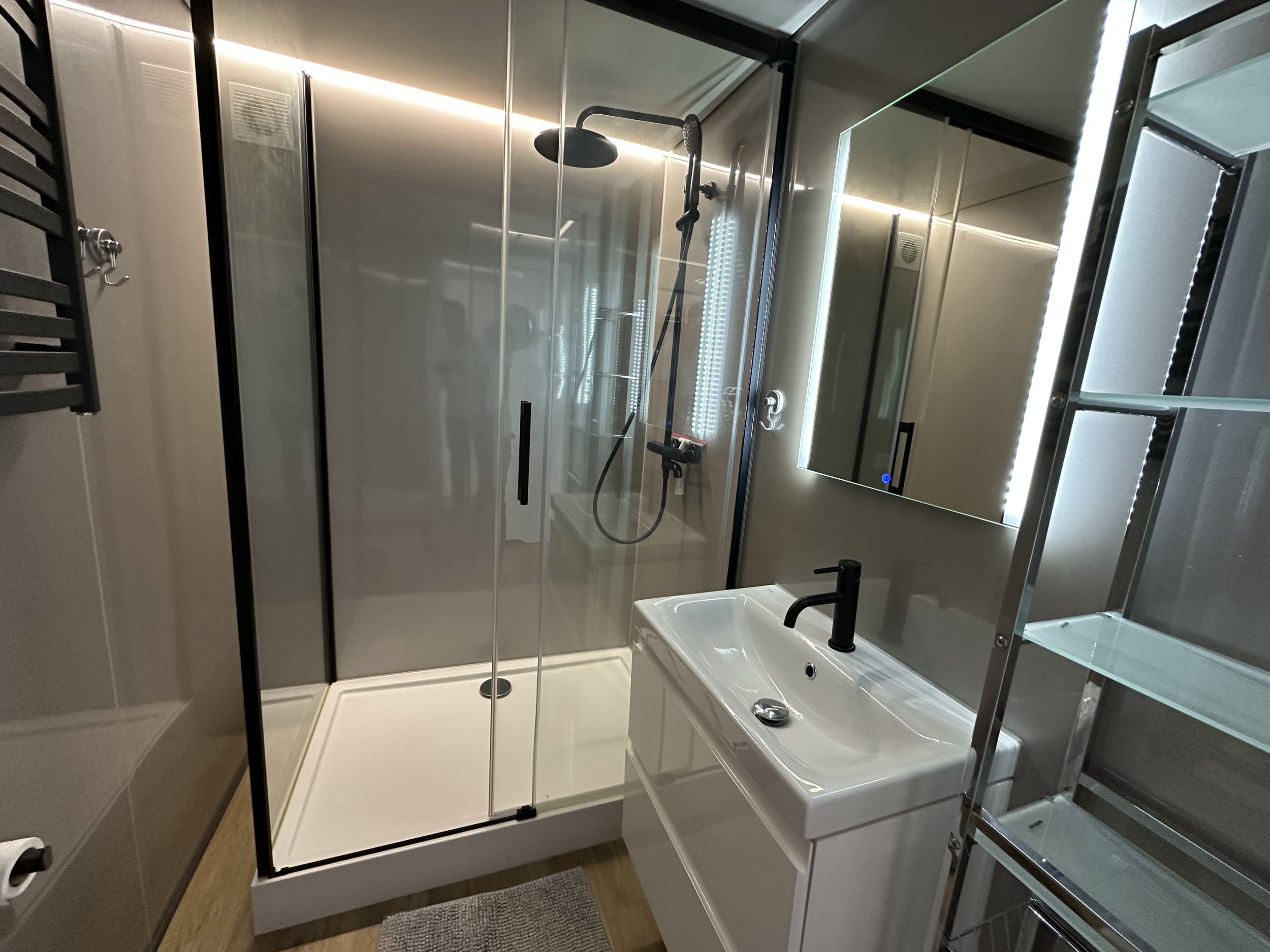 La Mare Houseboat Modern 12