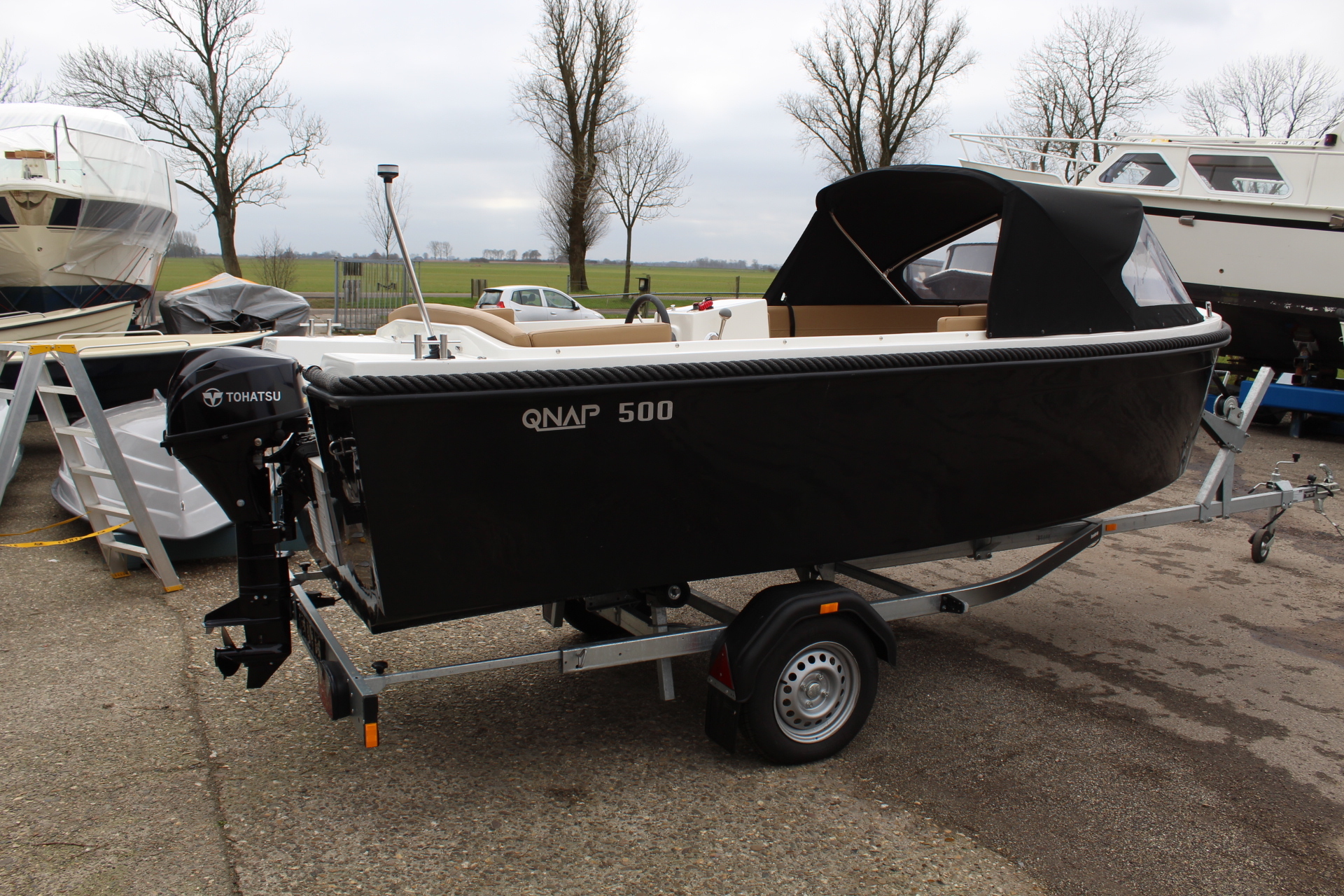 Qnap 500 + 9.8 PK Tohatsu & Cabrioletkap *