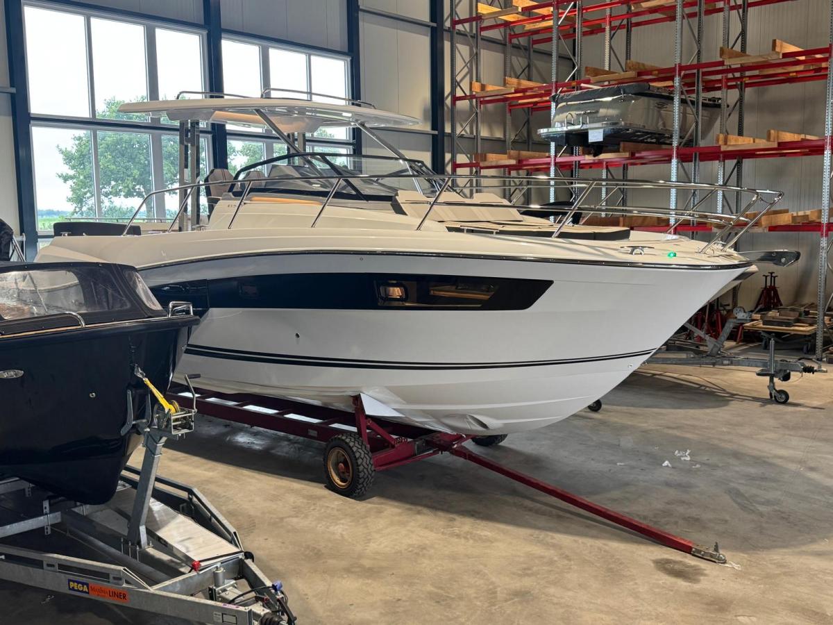Jeanneau Cap Camarat 10.5 WA S2 op voorraad. Dit schip is aanwezig op de yamaha stand van hiswa te water 2026.