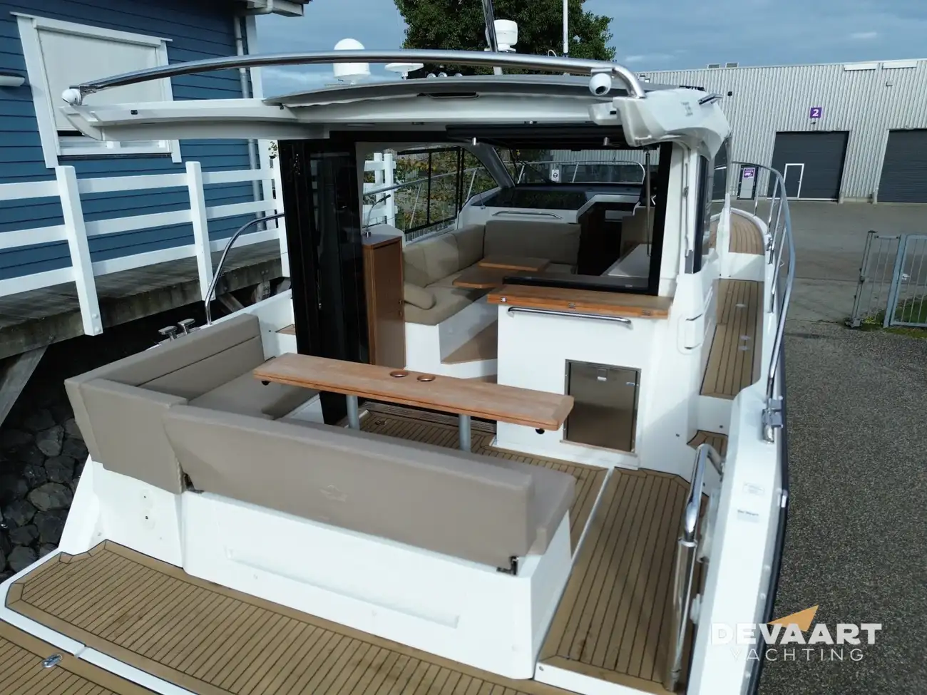 Sealine C335