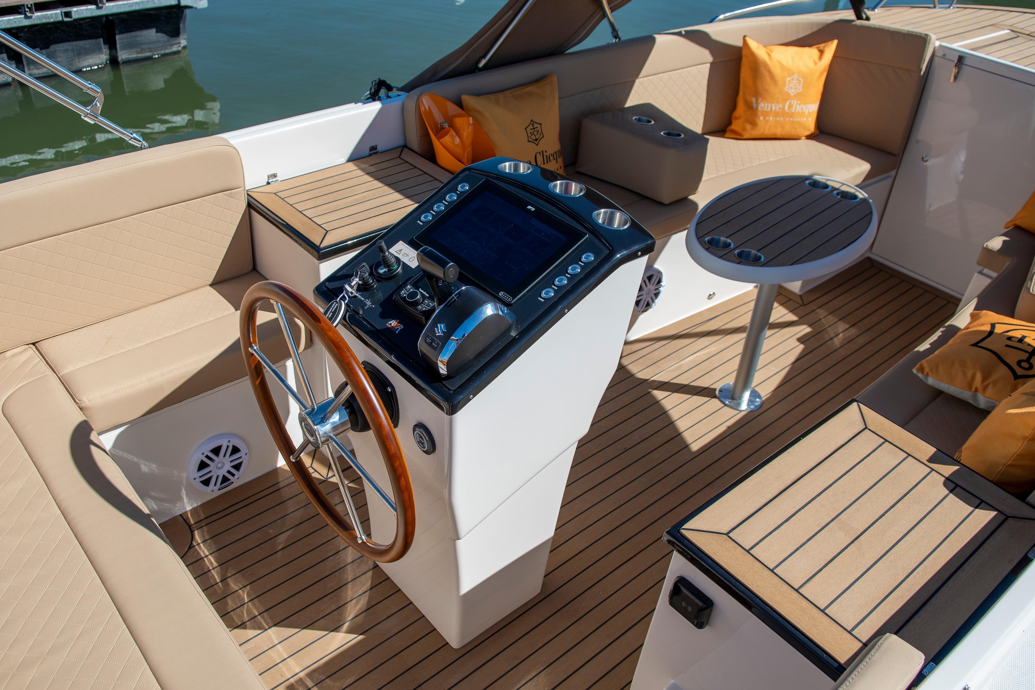 Lago Amore 733 Tender